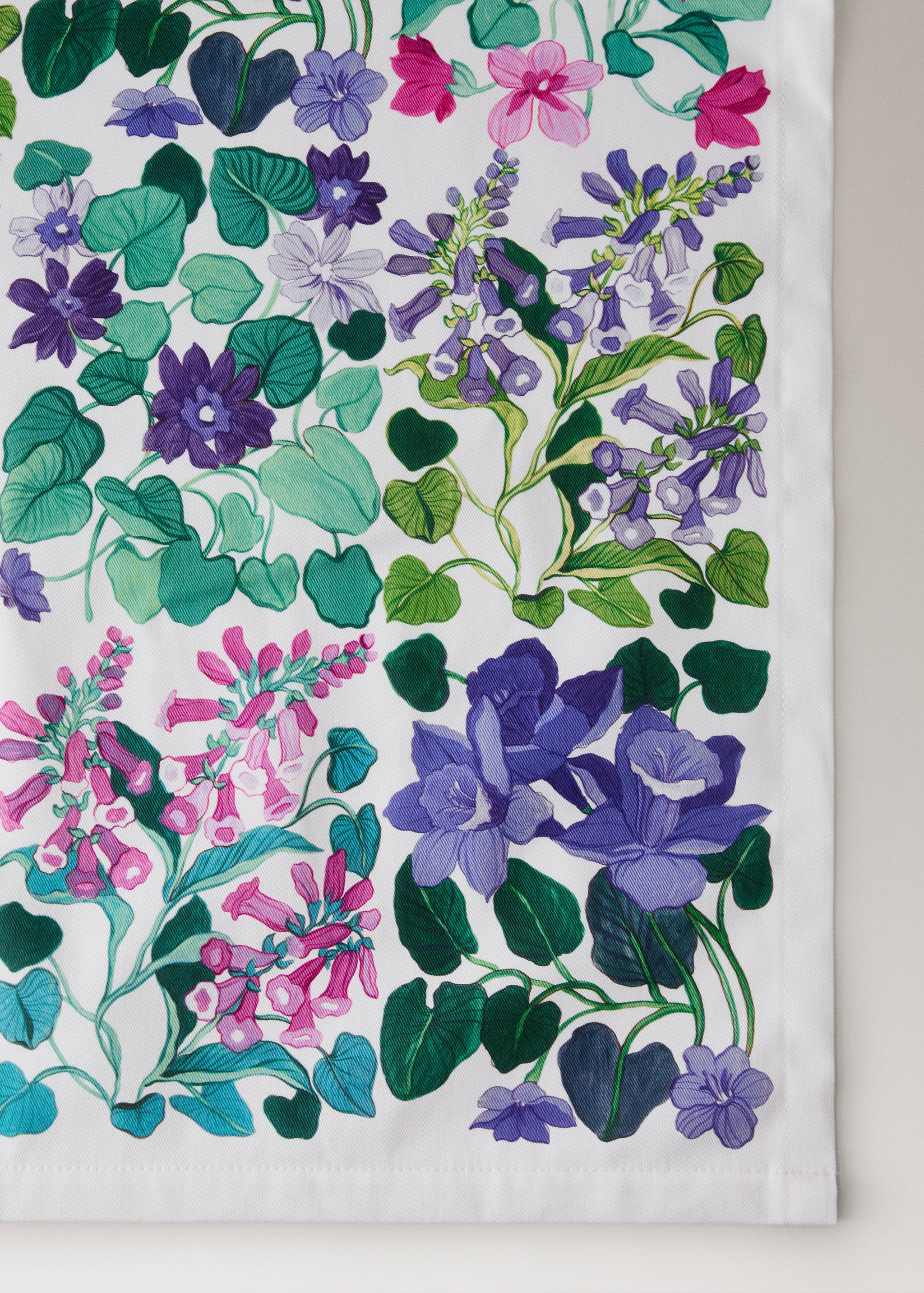 Cotton tablecloth with floral print, suitable for 6 to 8 people - Details of the article 2