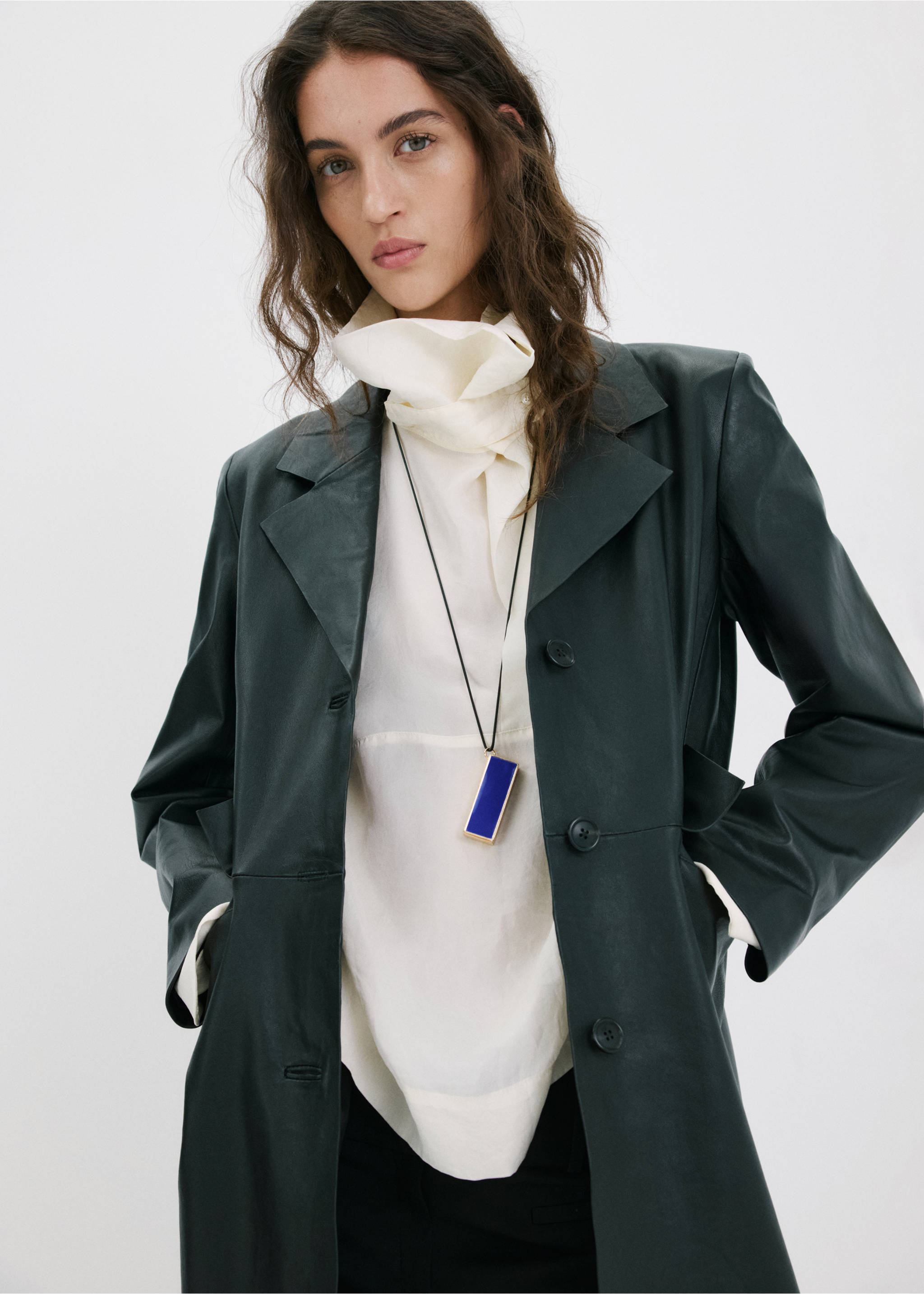 Pendant necklace with metal component - General plane, Blue. Ref: 27035161-00.