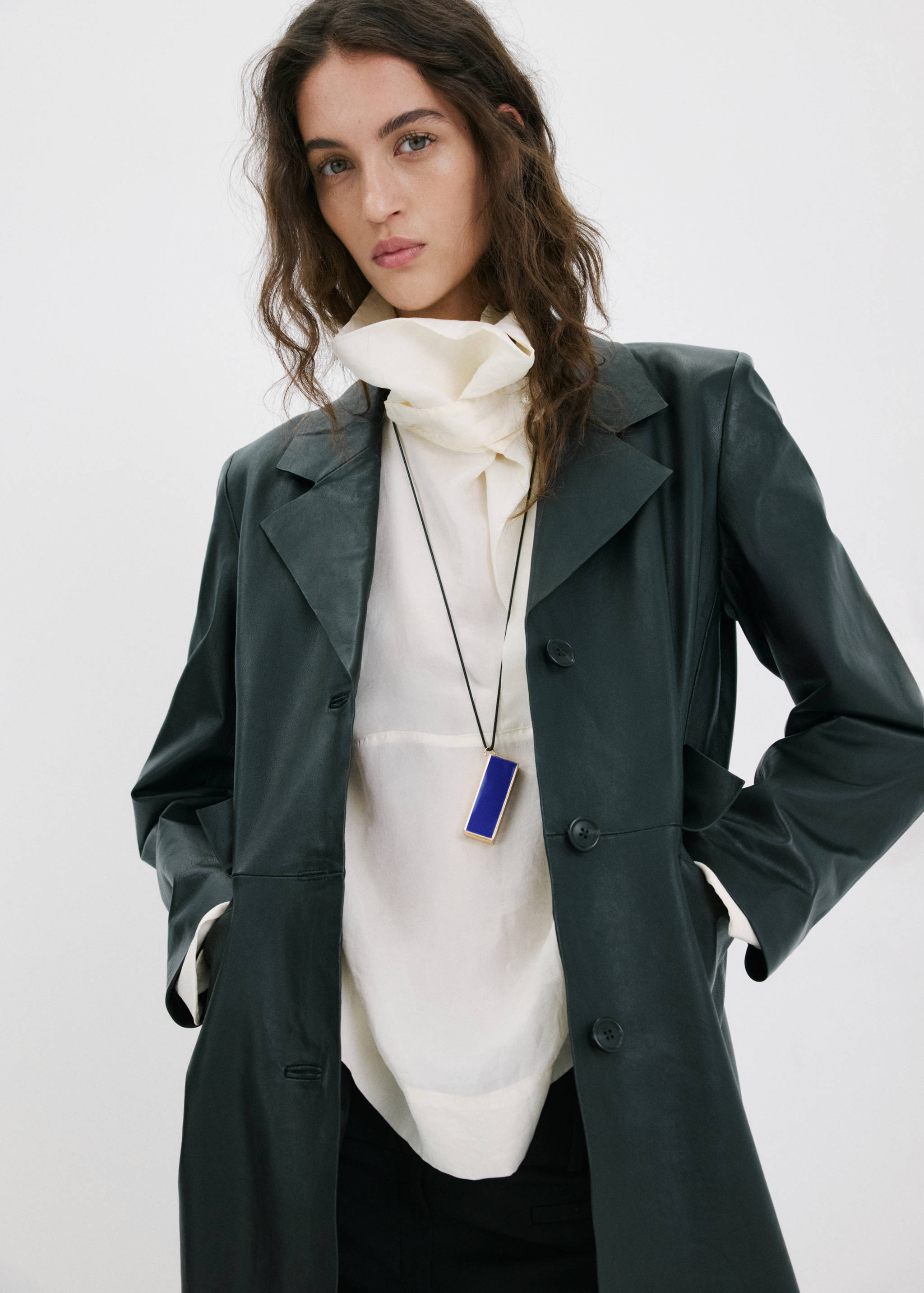 Pendant necklace with metal component - General plane