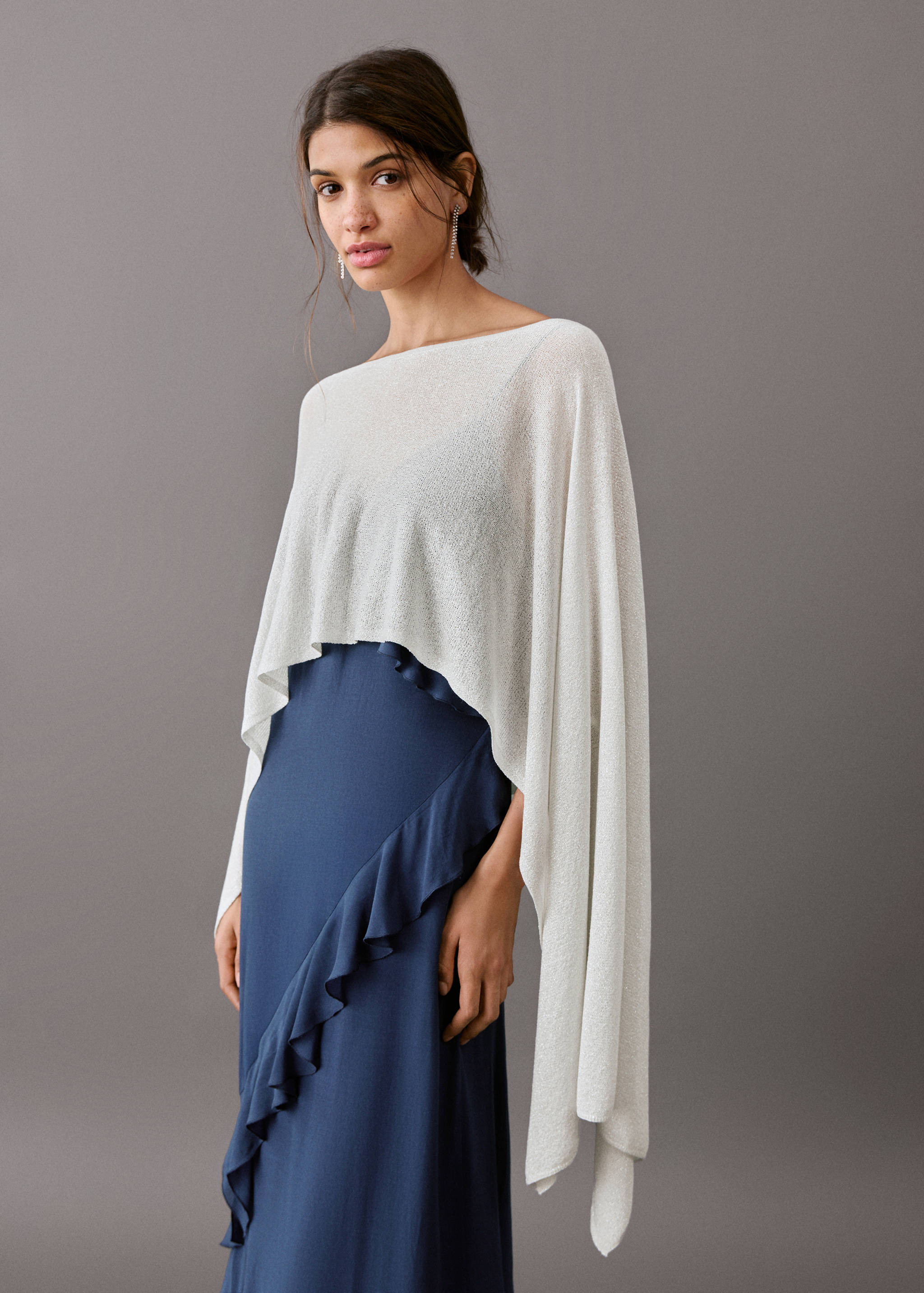 Asymmetrisches Strick-Cape aus Lurex - Mittlere Ansicht
