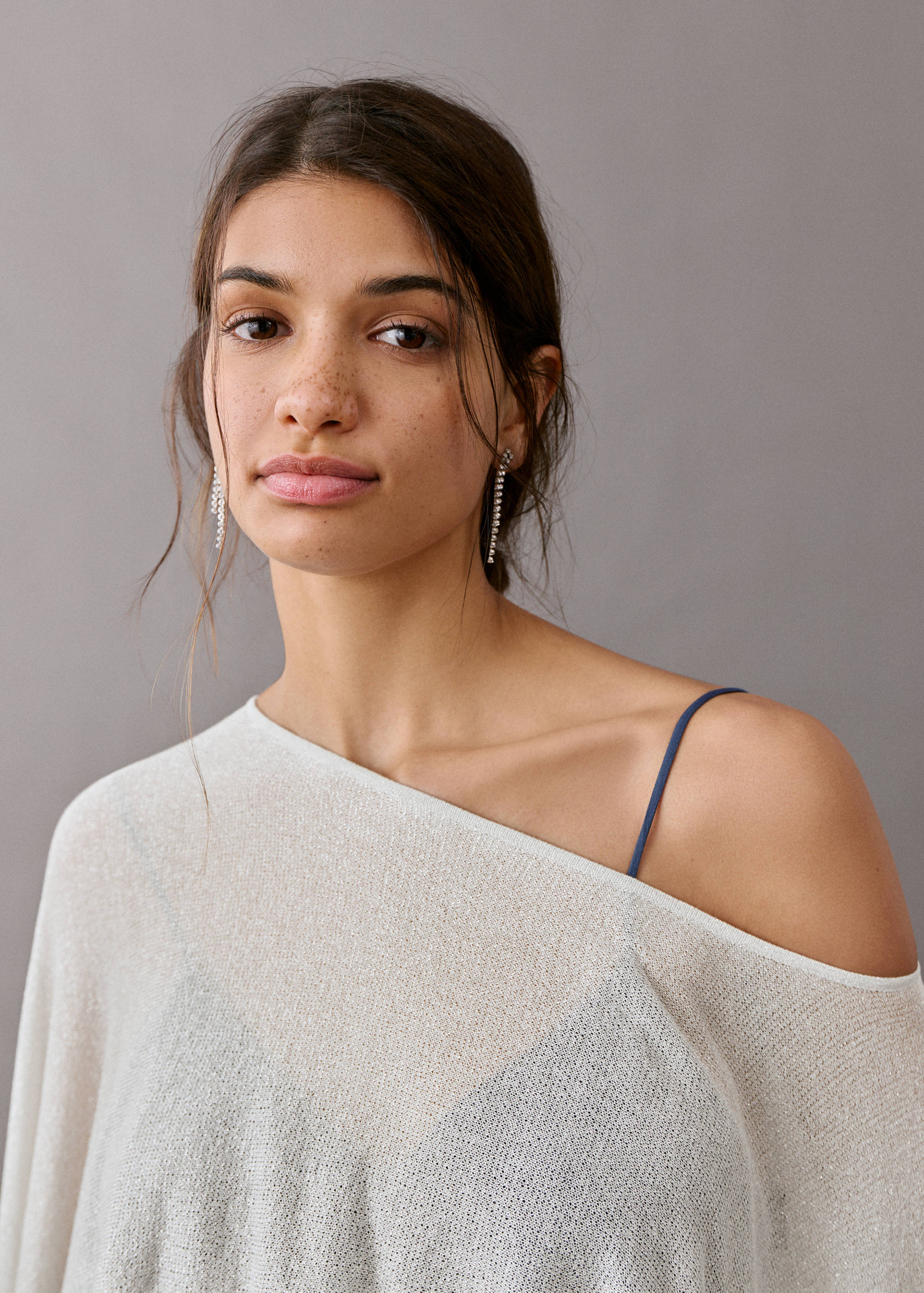 Asymmetrisches Strick-Cape aus Lurex - Detail des Artikels 1