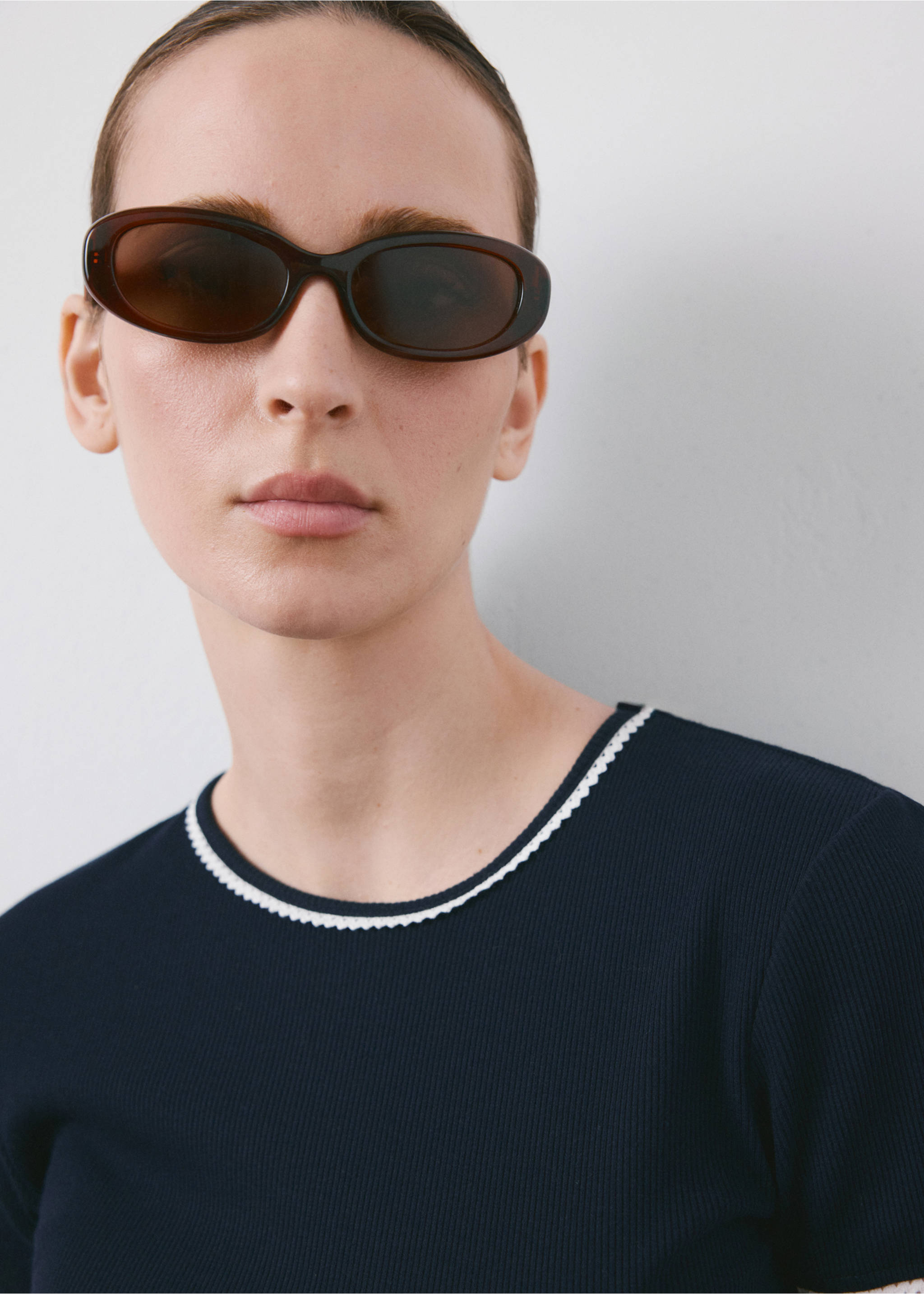 Contrast trim T-shirt - Details of the article 6, Navy. Ref: 27035826-00.