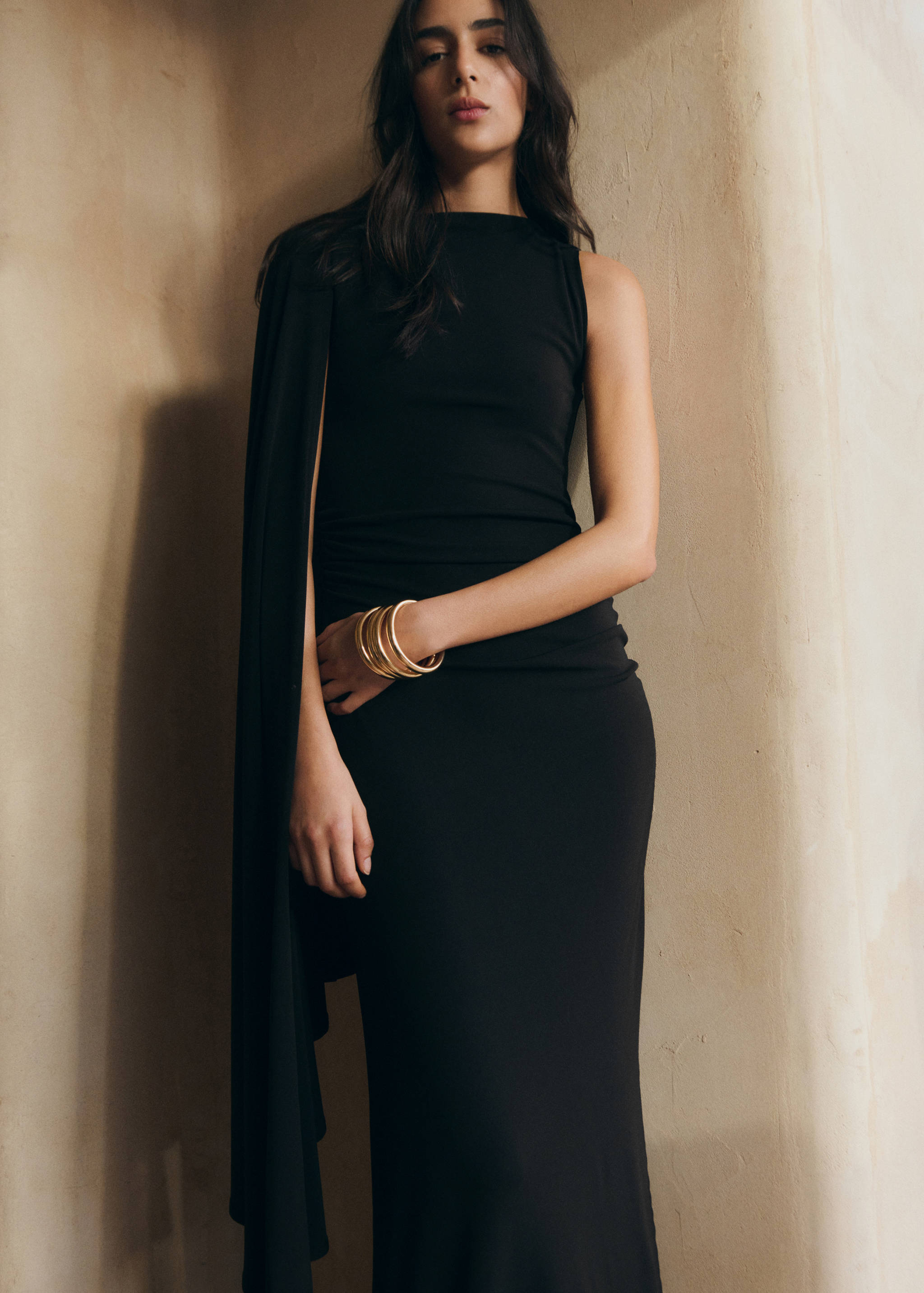 Langes Kleid mit asymmetrischem Cape - Mittlere Ansicht