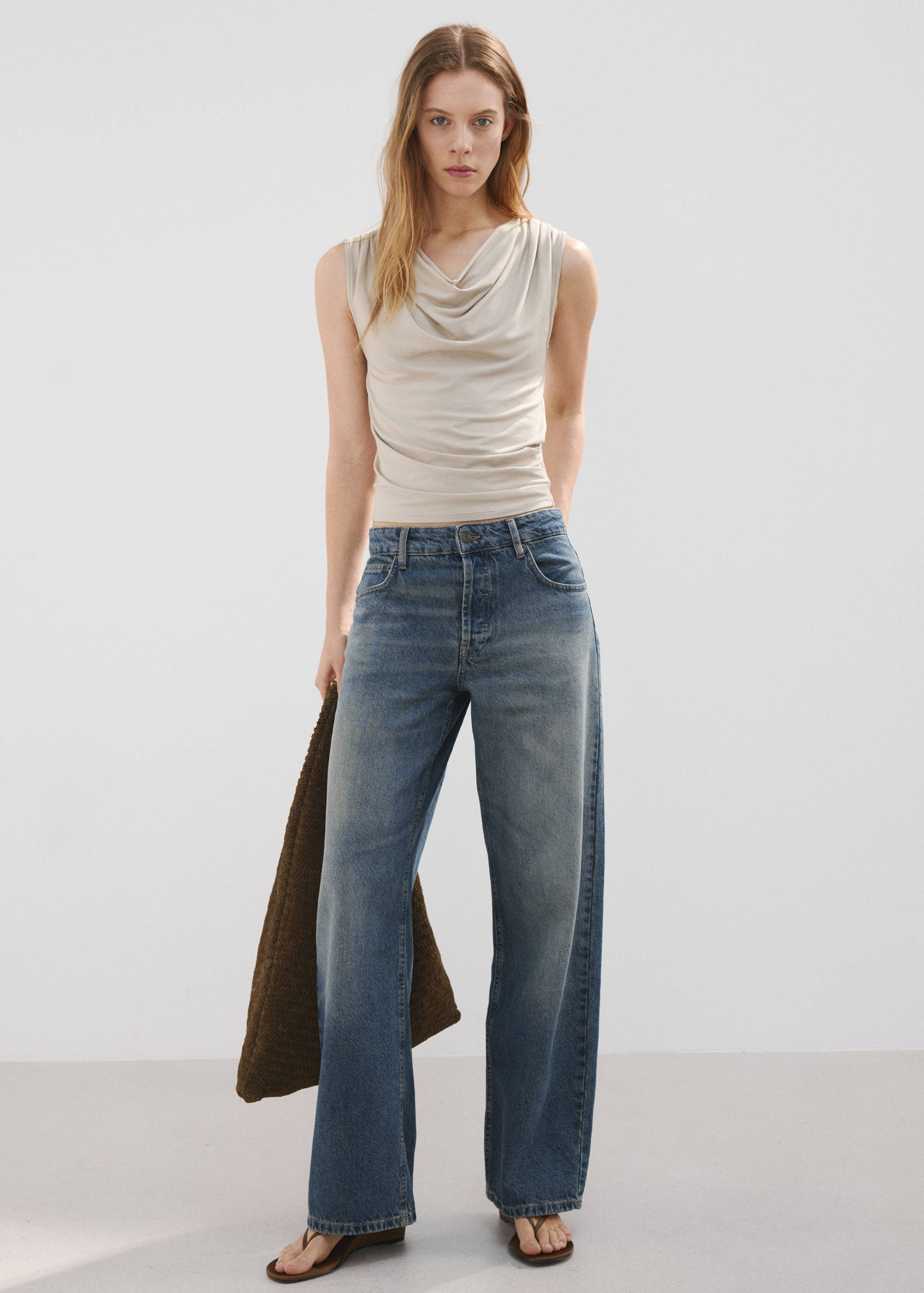 Straight low-waist jeans - General plane