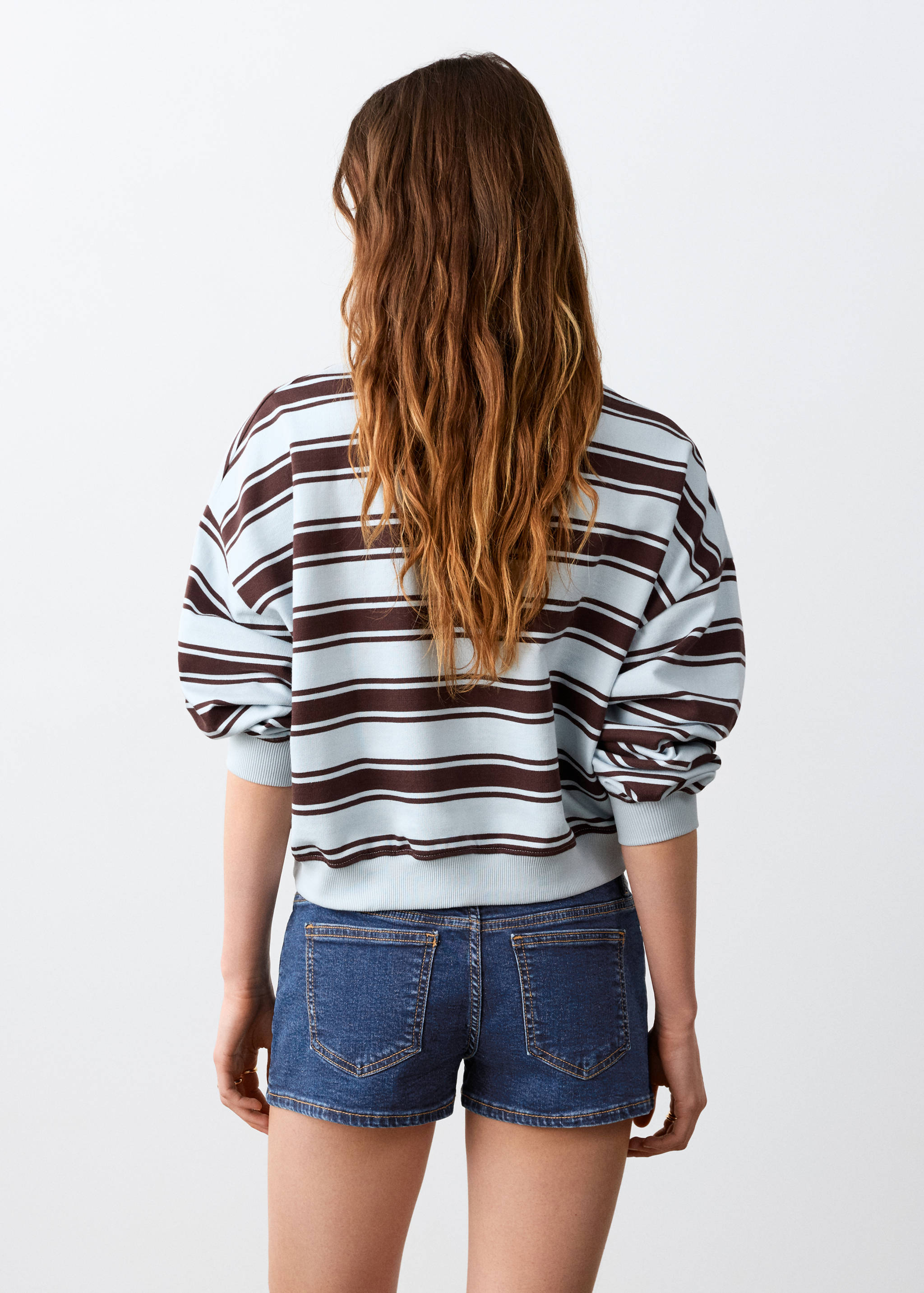 Low-waist mini shorts - Reverse of the article