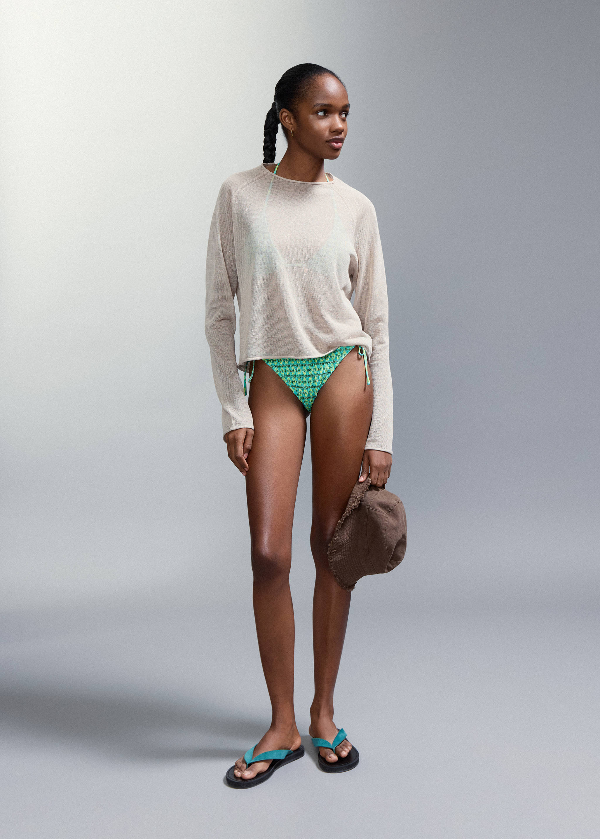 Двухцветное бикини с плавками средней посадки - Общий план