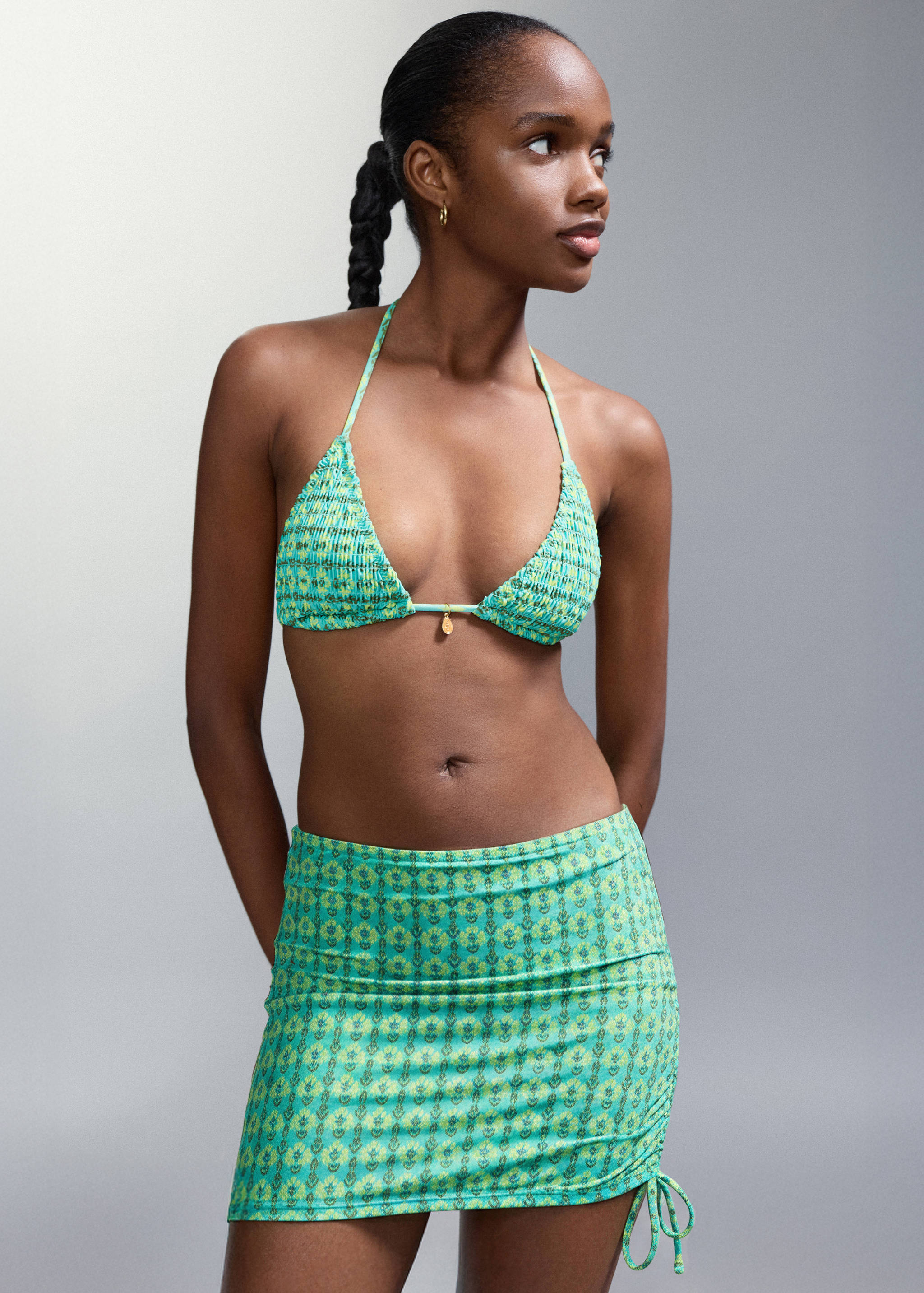 Двухцветное бикини с плавками средней посадки - Средний план