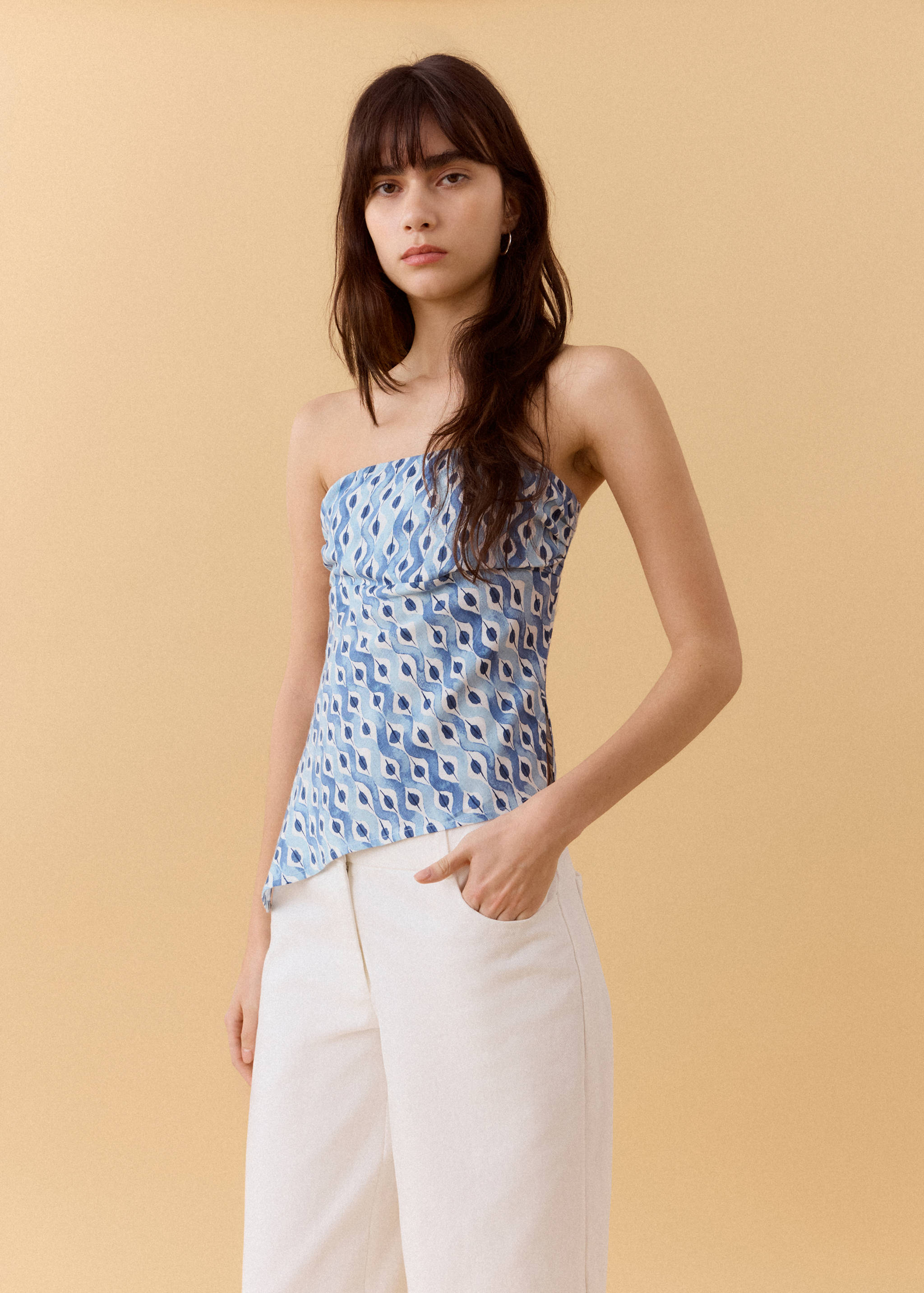 Асимметричный топ с принтом - Средний план