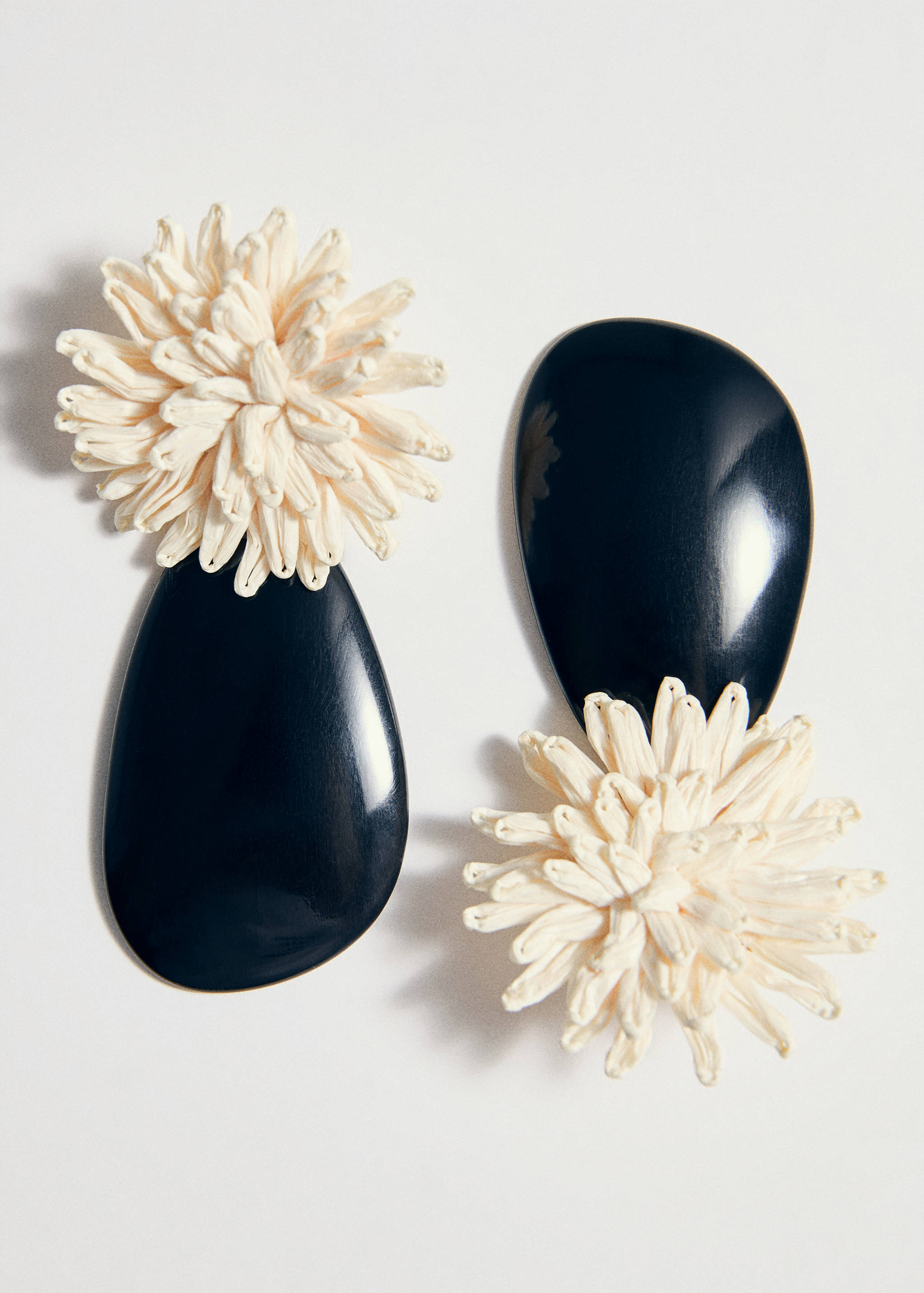 Resin flower earrings - Details of the article 5