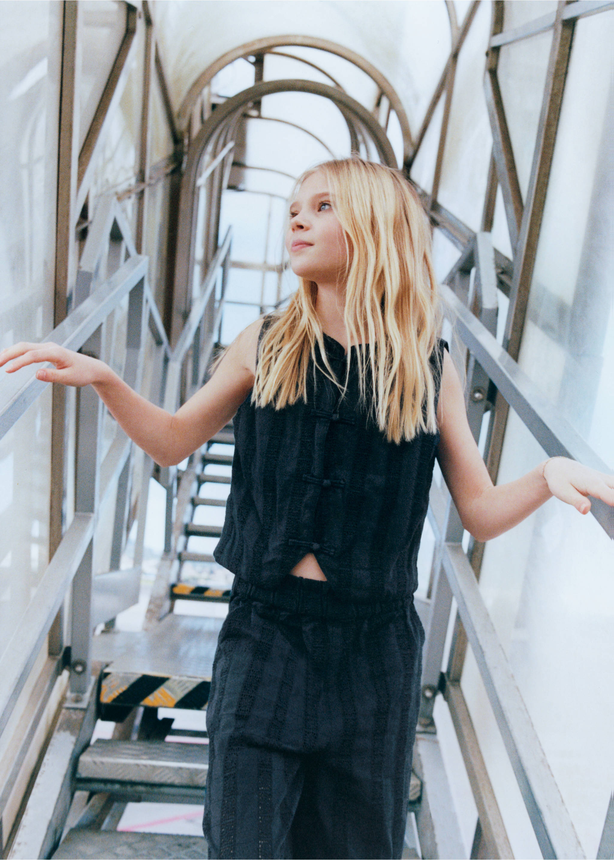 Embroidered detail gilet - Details of the article 5, Navy. Ref: 27035970-00.