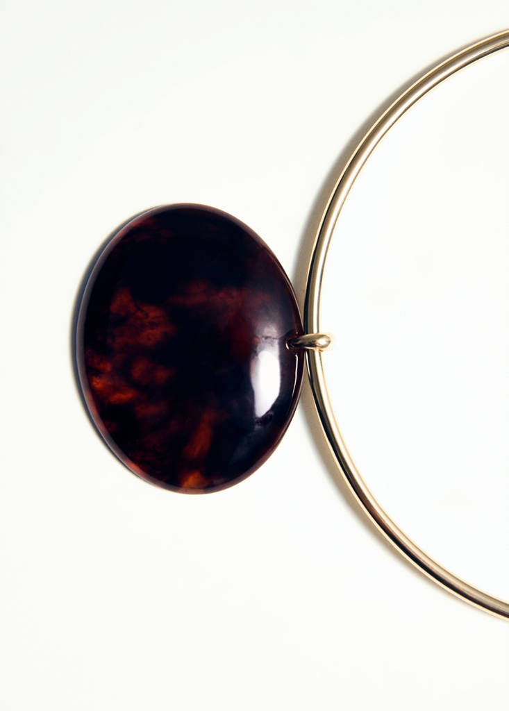 Rigid collar with circular beading — Gold