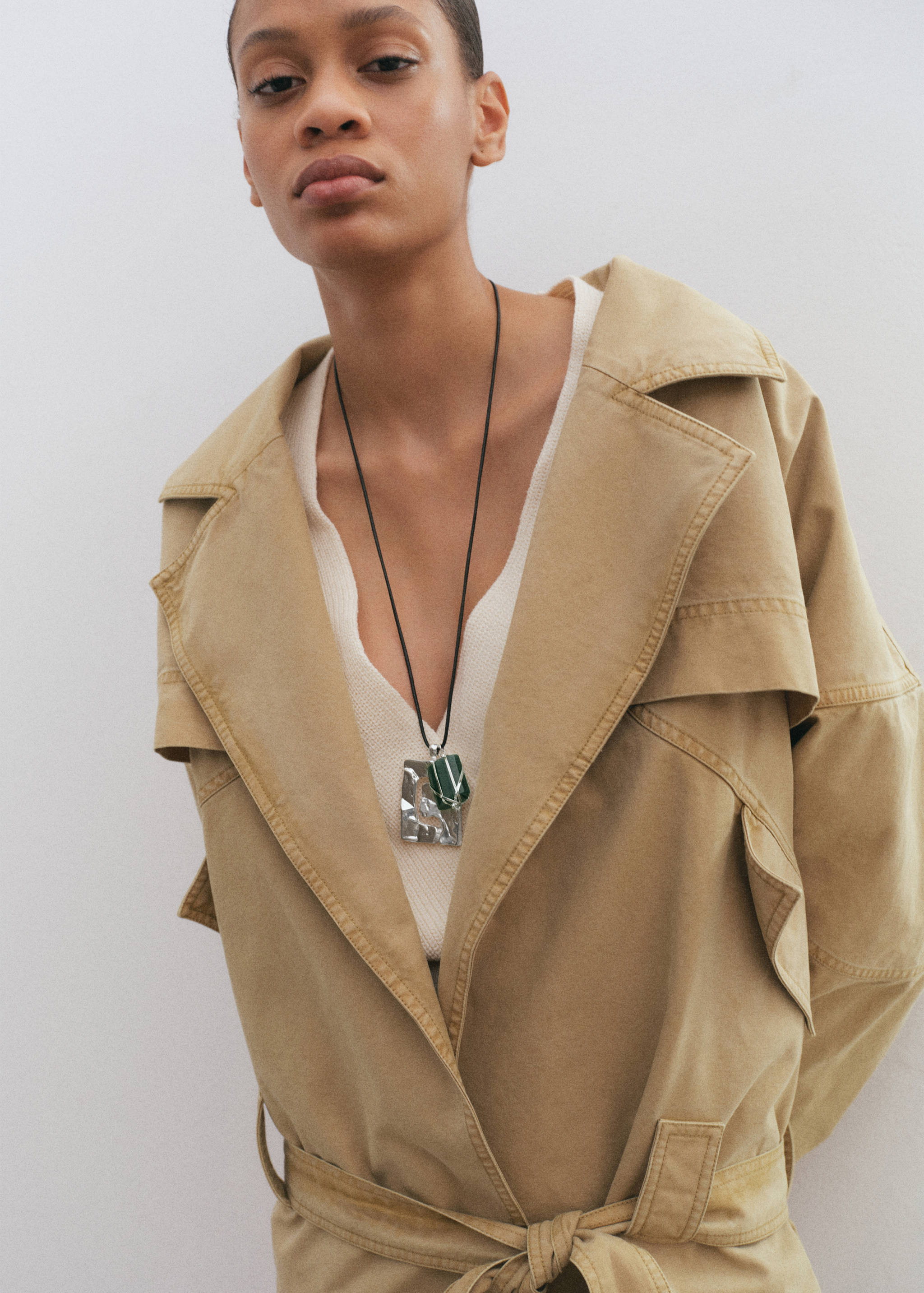 قلادة بمزيج من الأحجار شبه الكريمة - رؤية عامة