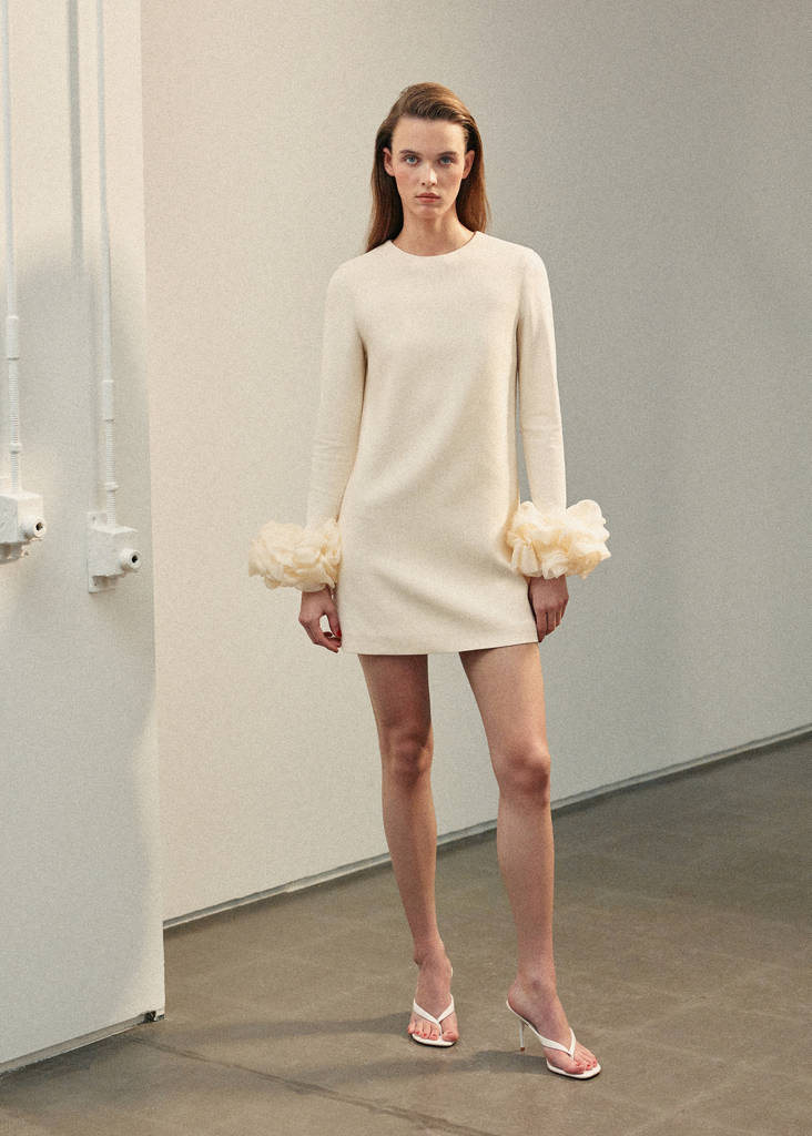 Open-back dress with flower cuffs — Ecru