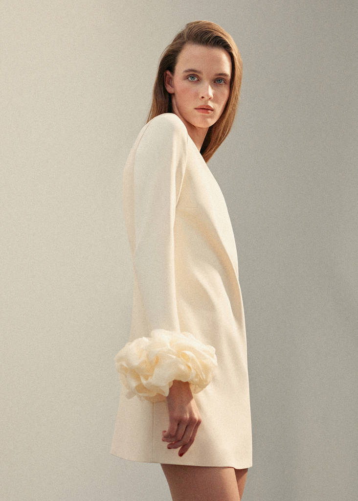 Open-back dress with flower cuffs — Ecru
