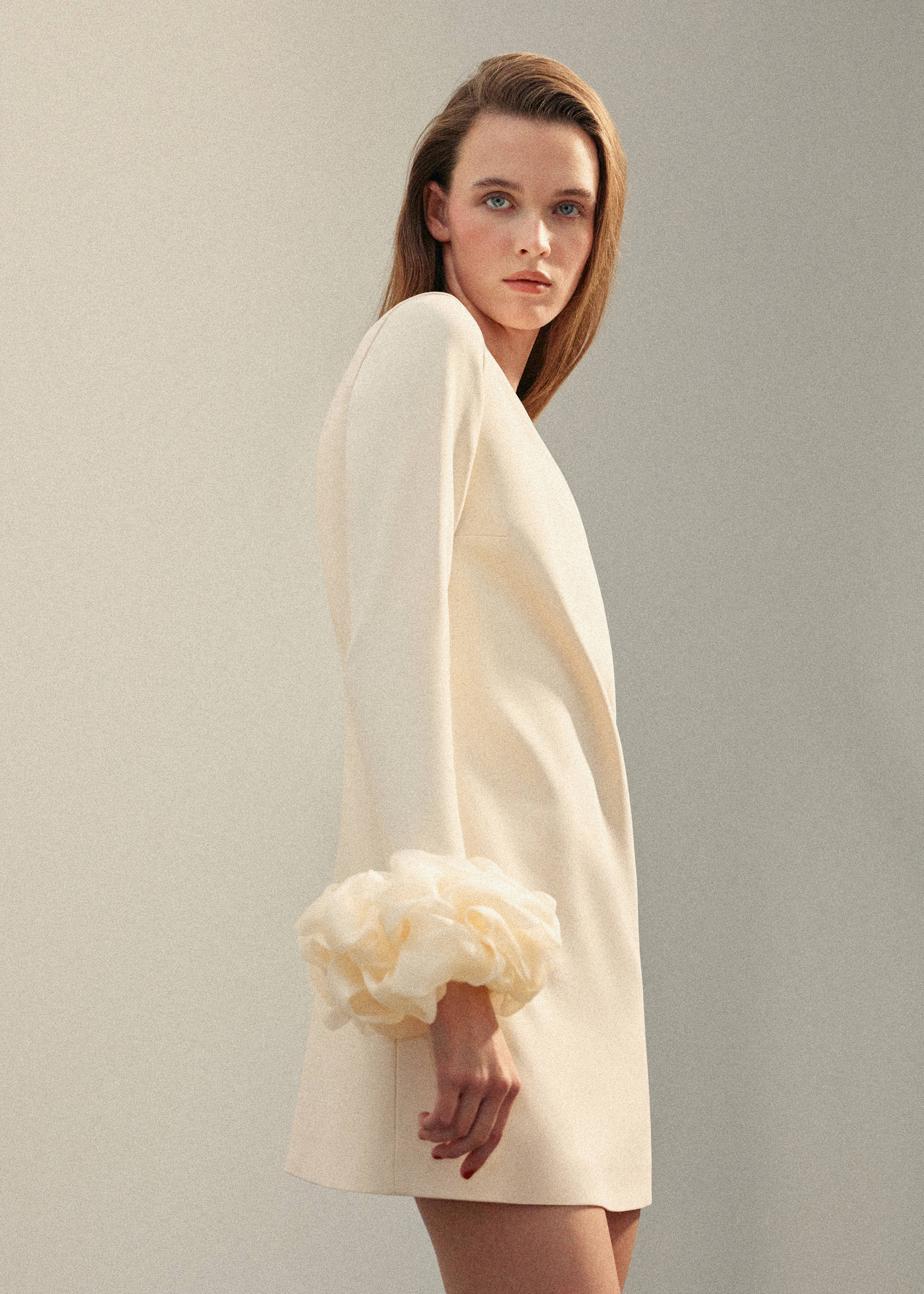 Robe ouverte dans le dos avec poignets fleuris - Plan moyen