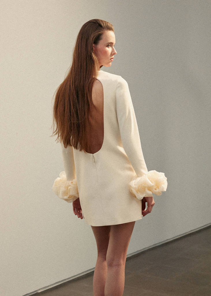 Open-back dress with flower cuffs — Ecru