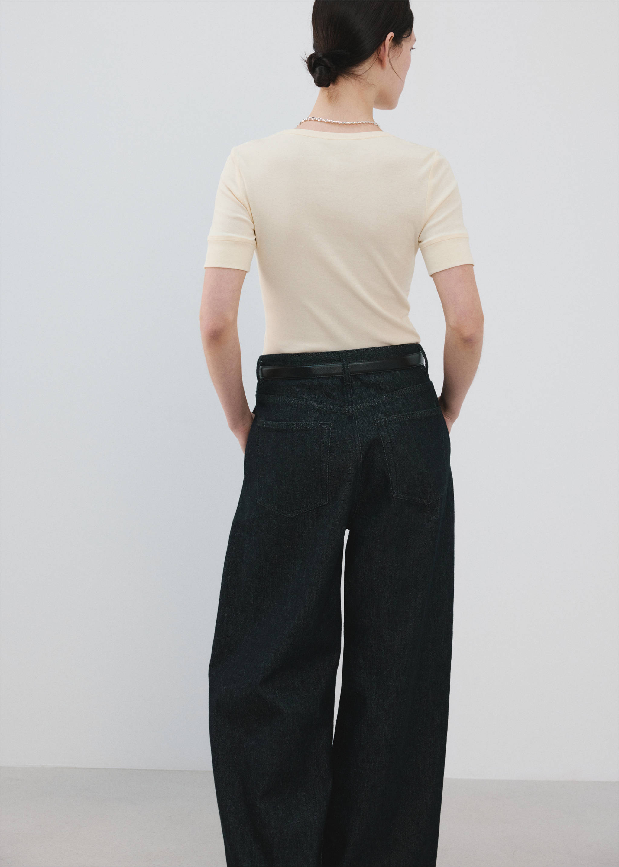 เสื้อยืดแขนสั้นทรงเข้ารูป - ด้านหลังของสินค้า, สีขาวนวล. Ref: 27035998-00.