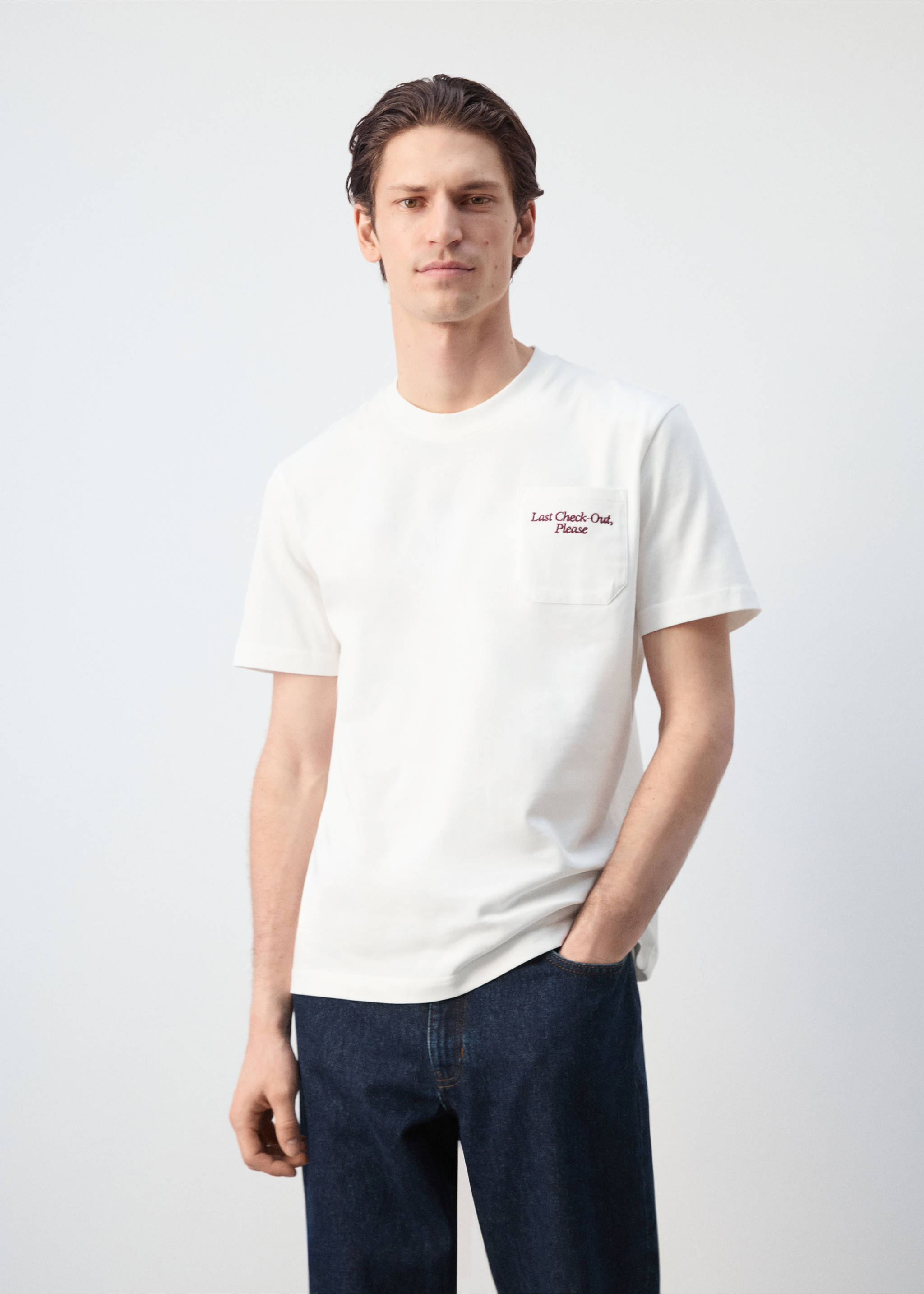 Tricou din 100% bumbac cu buzunar cu grafică brodată - Plan mediu, Alb. Ref: 27036000-00.