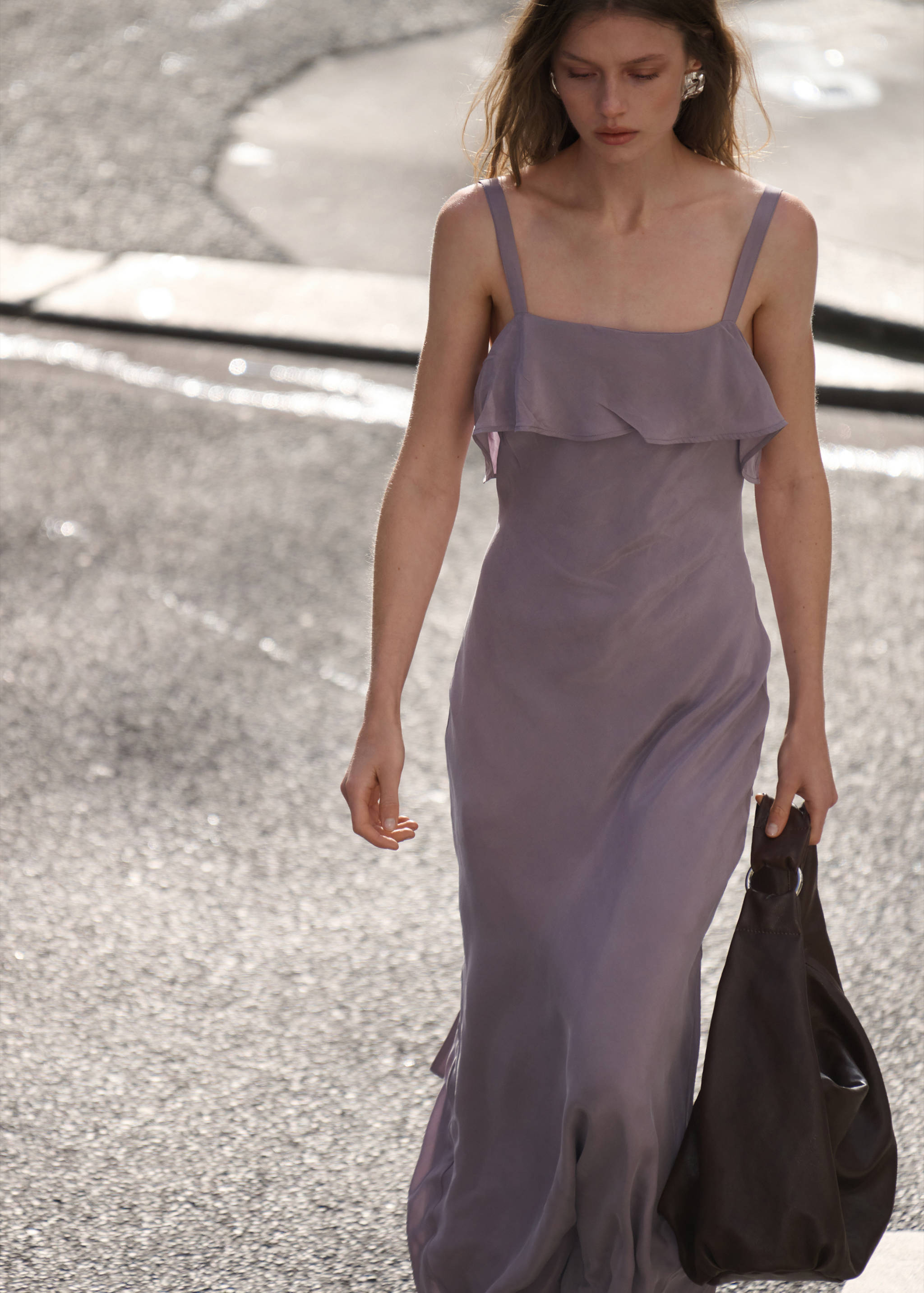 Длинное платье с воланами - Средний план