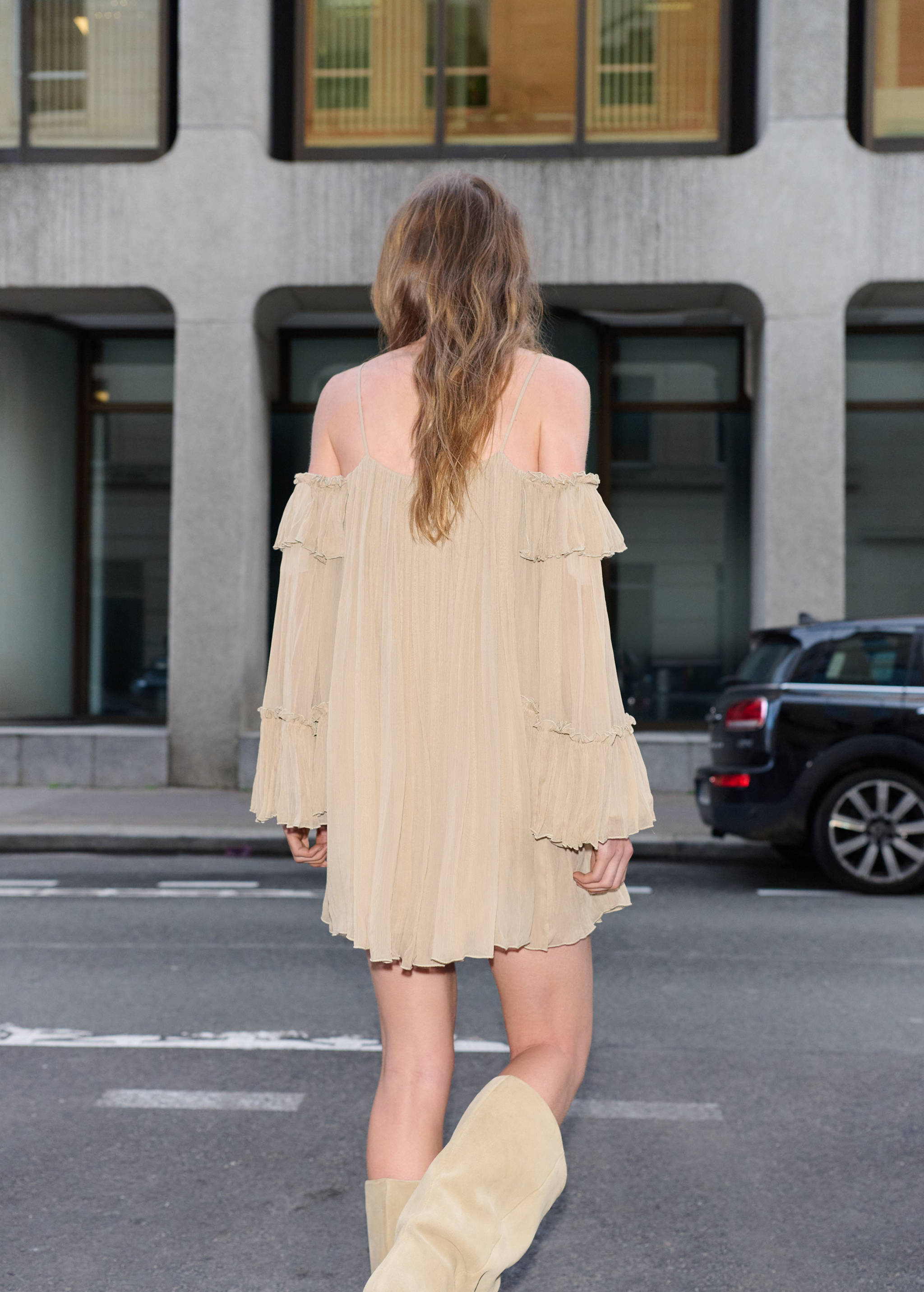Pleated short dress with bateau neckline - Reverse of the article