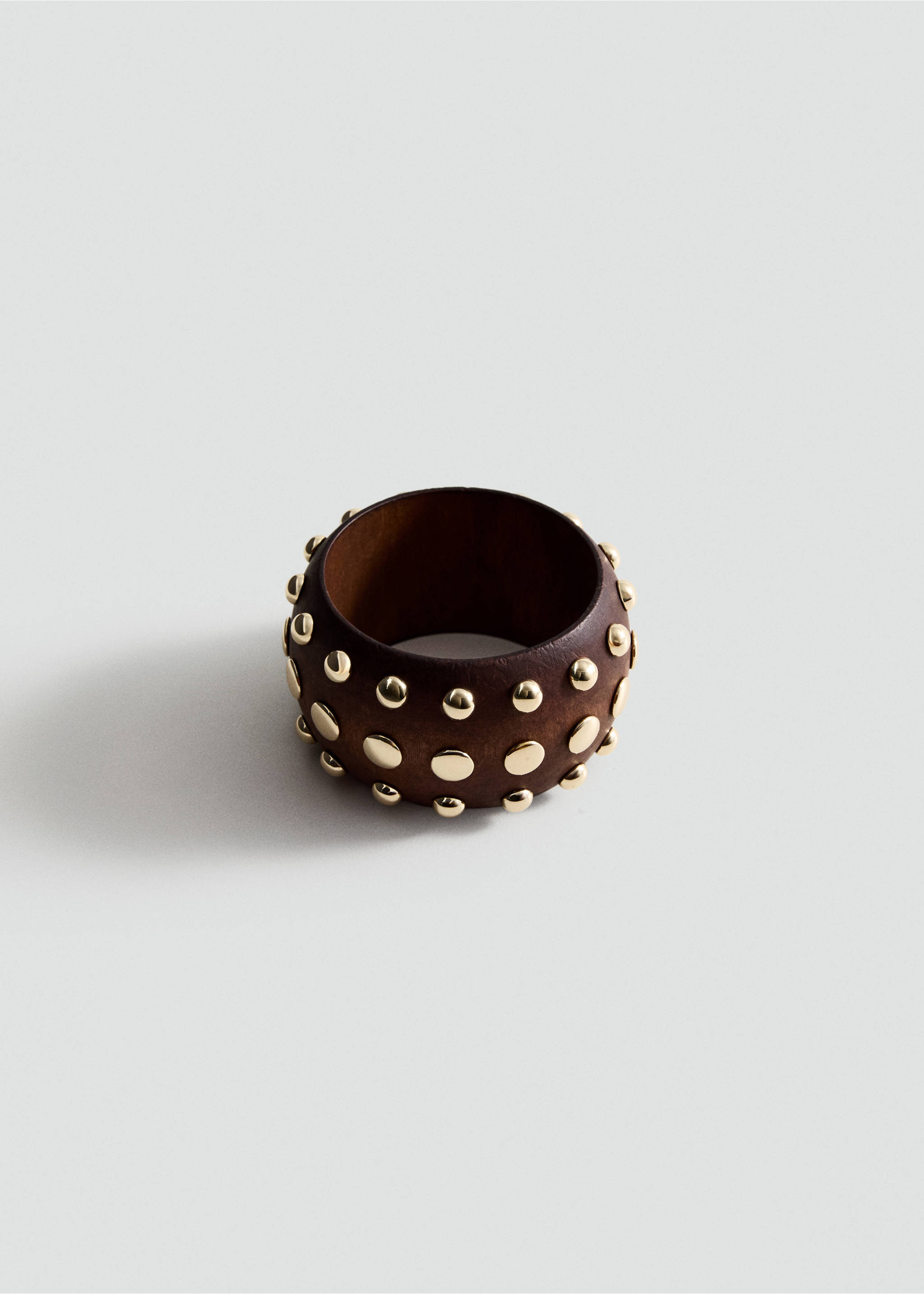 سوار خشبي بمسامير زخرفية - منتج دون نموذج, بني. Ref: 27036357-00.
