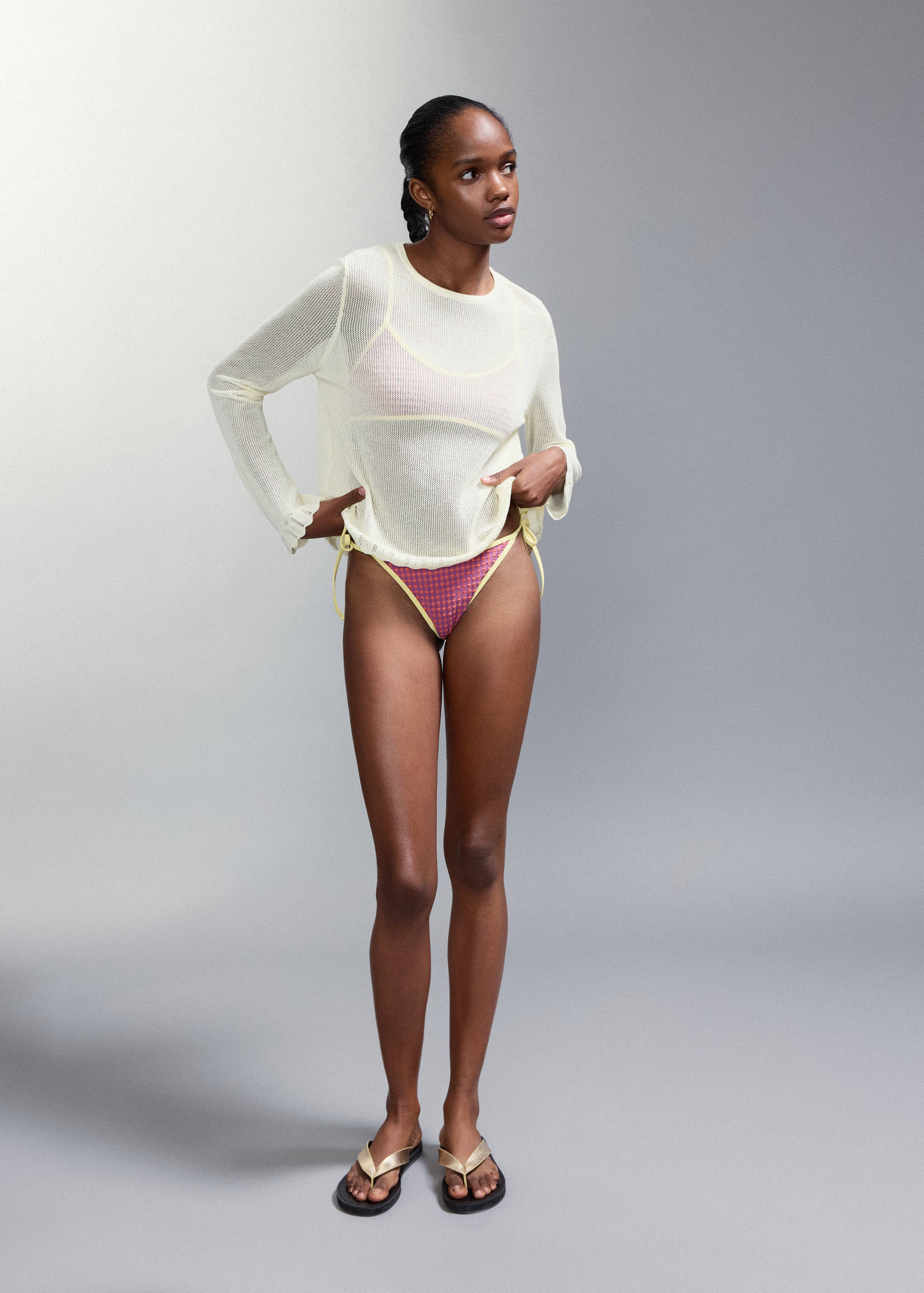 Bikini mit Textur, mittelhoher Slip - Allgemeine Ansicht