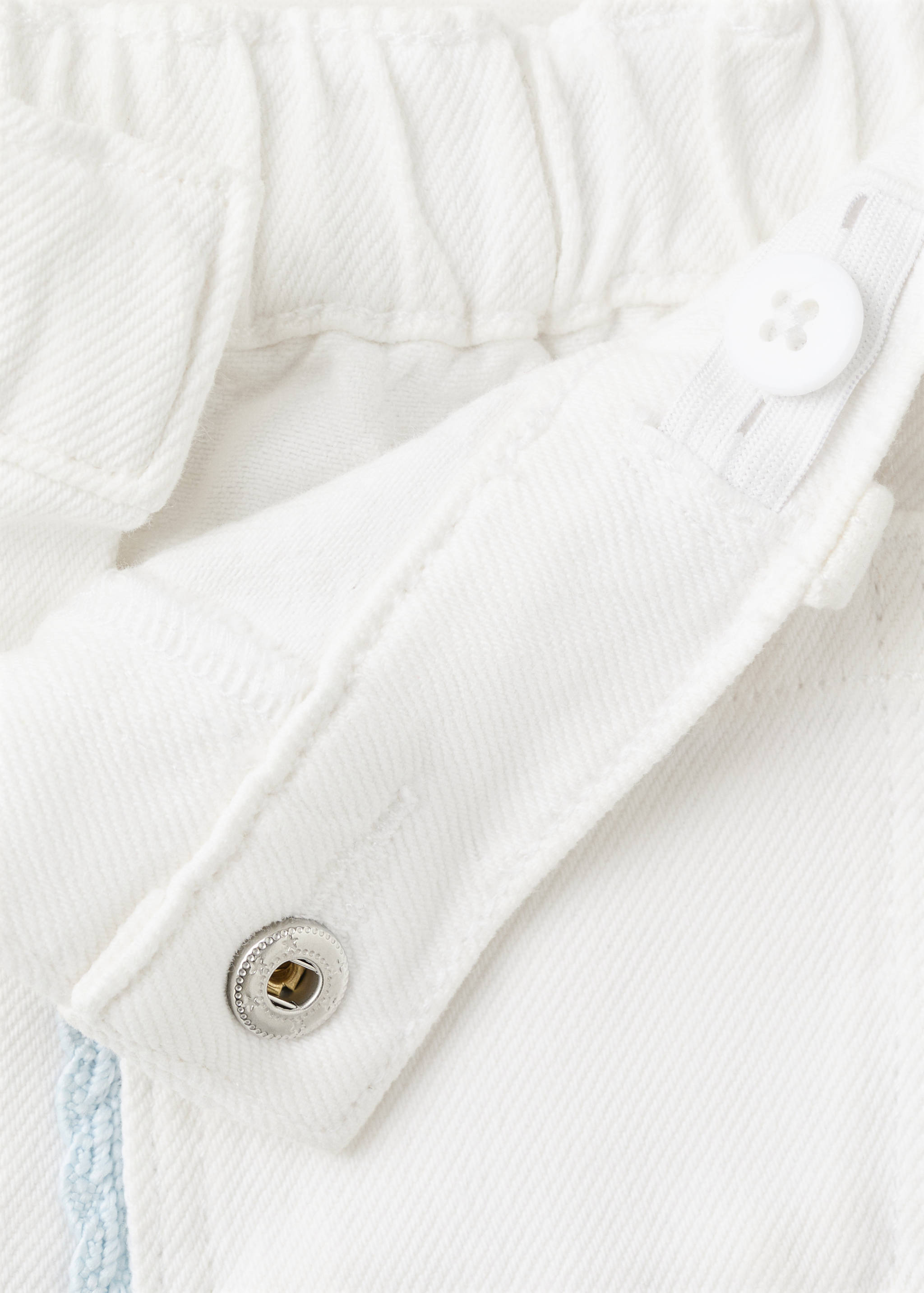 Contrast embroidered detail shorts - Details of the article 8