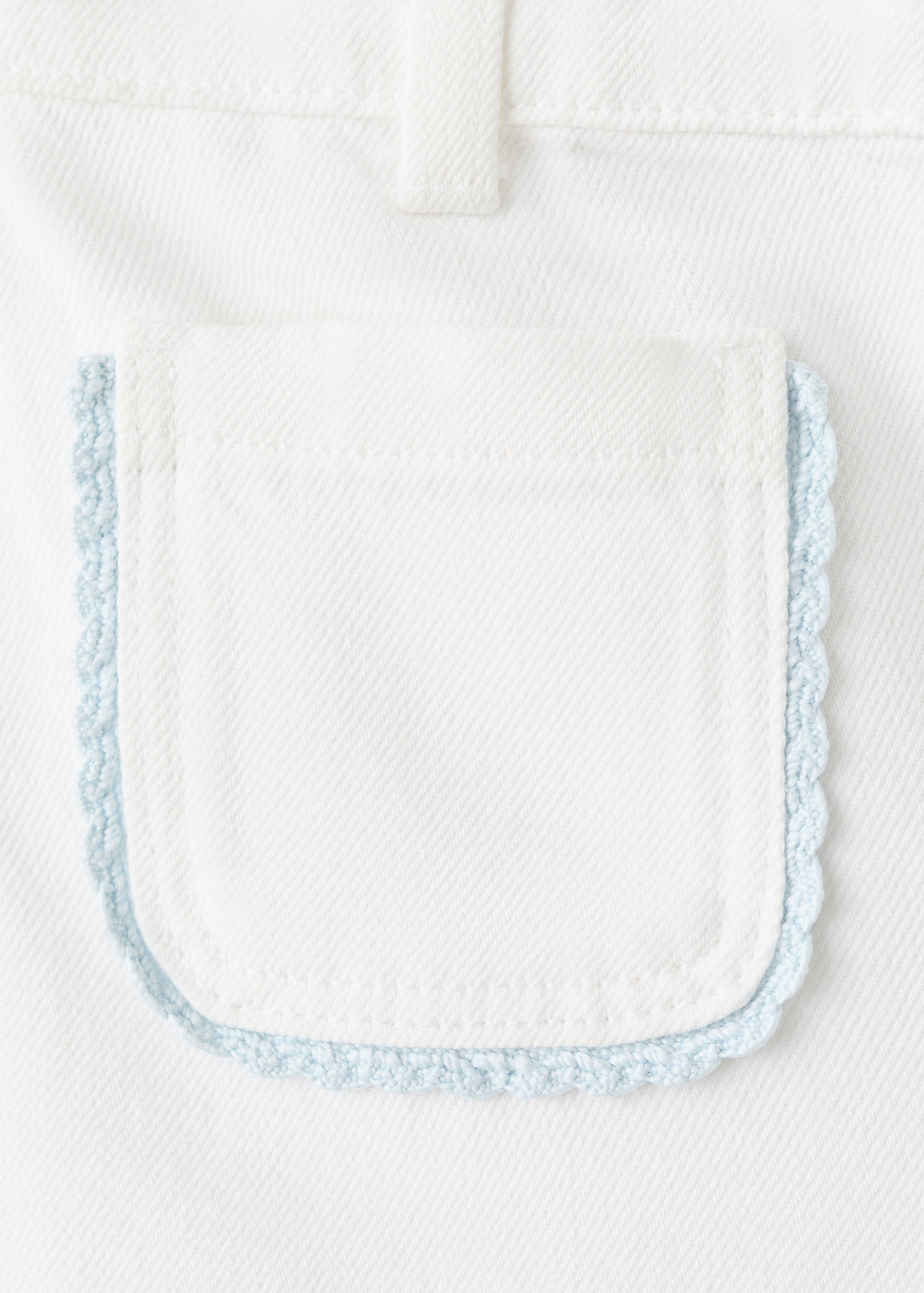 Contrast embroidered detail shorts - Details of the article 0