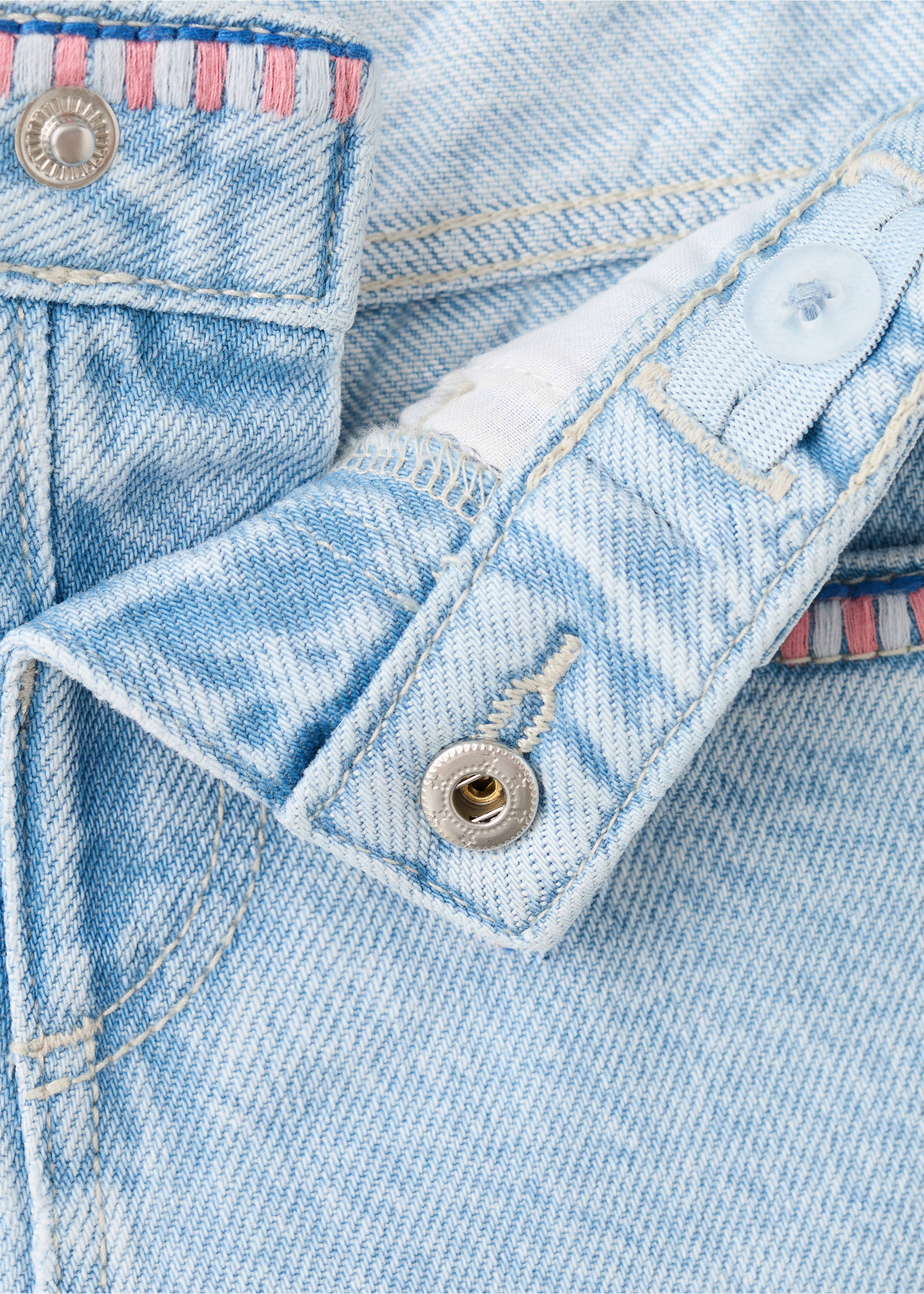 Embroidered detail denim shorts - Details of the article 8, Light Blue. Ref: 27036746-00.