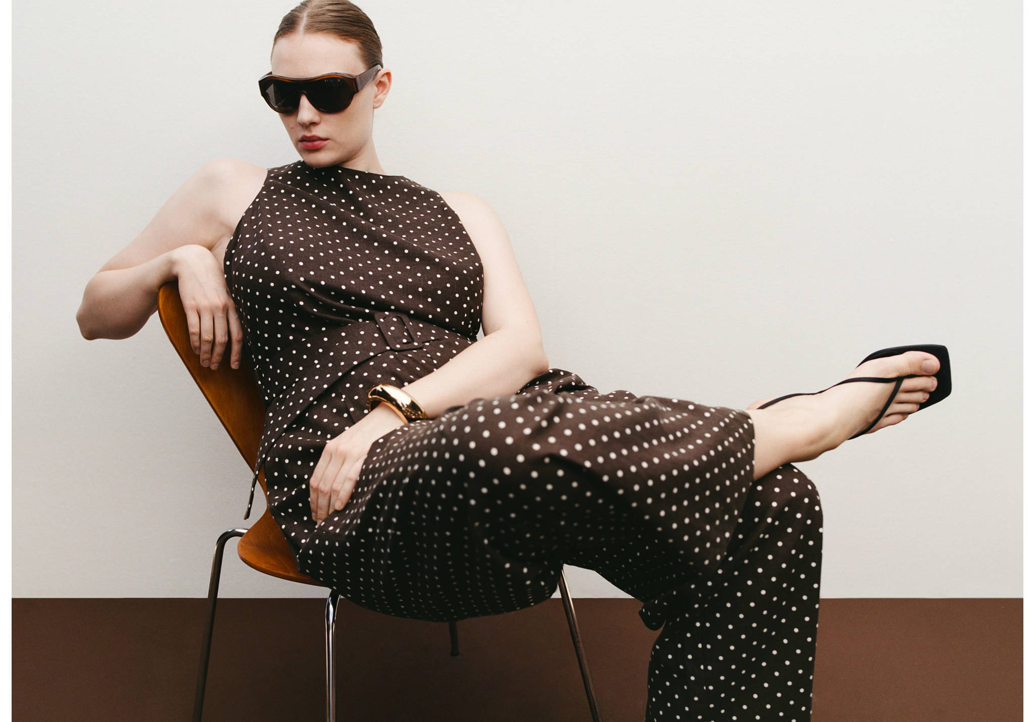 Macacão de linho às bolas com cinto - Plano panorâmico