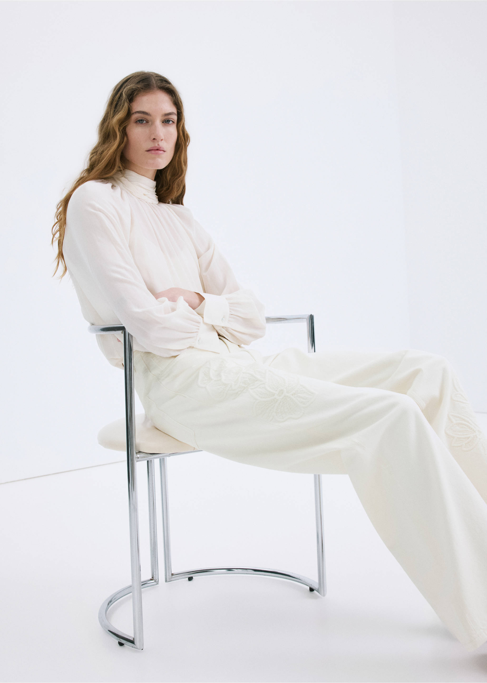 Flower-embroidered straight-fit jeans - Details of the article 2, Ecru. Ref: 27037156-00.