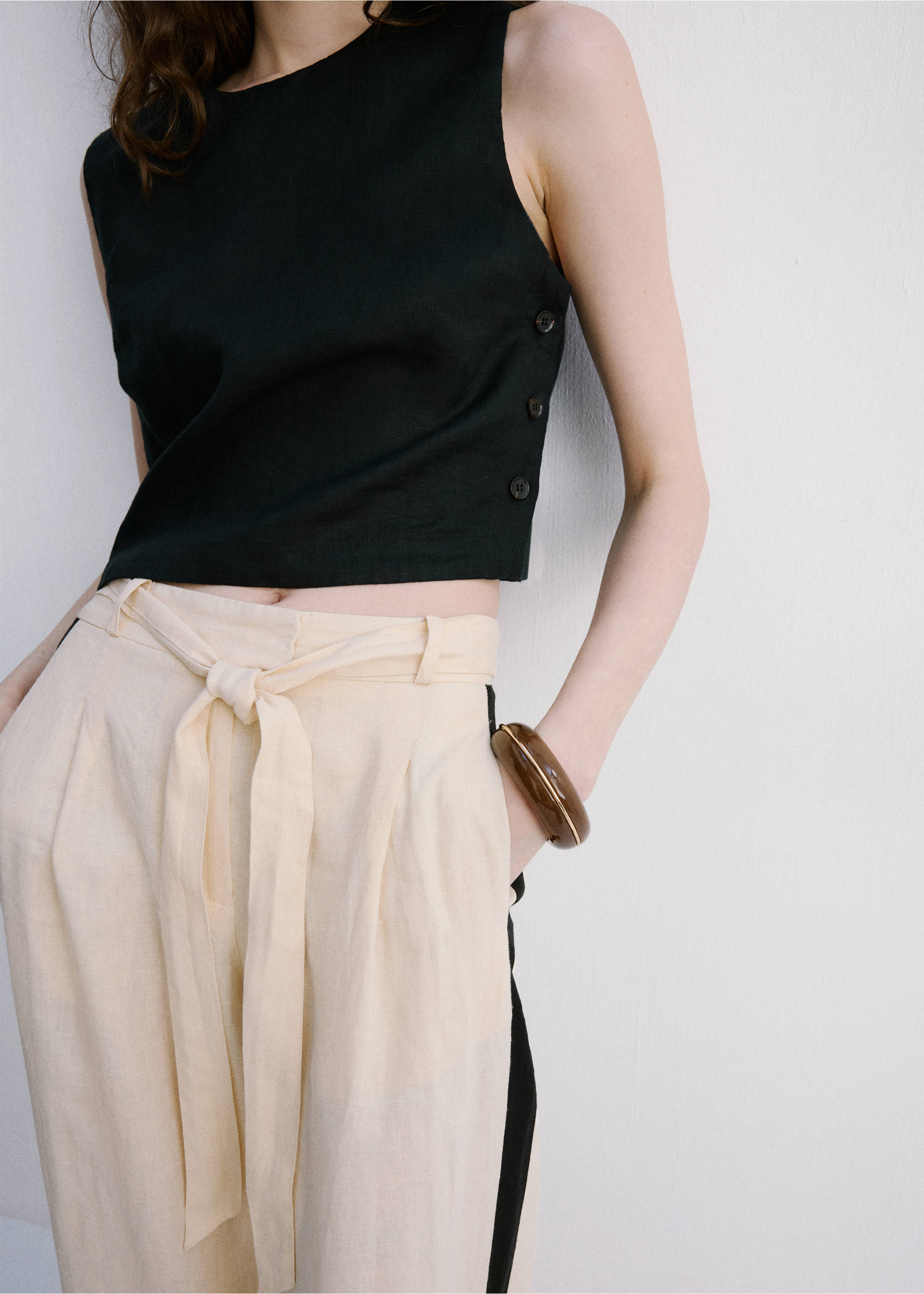 100% linen crop top - Details of the article 4, Black. Ref: 27037157-01.