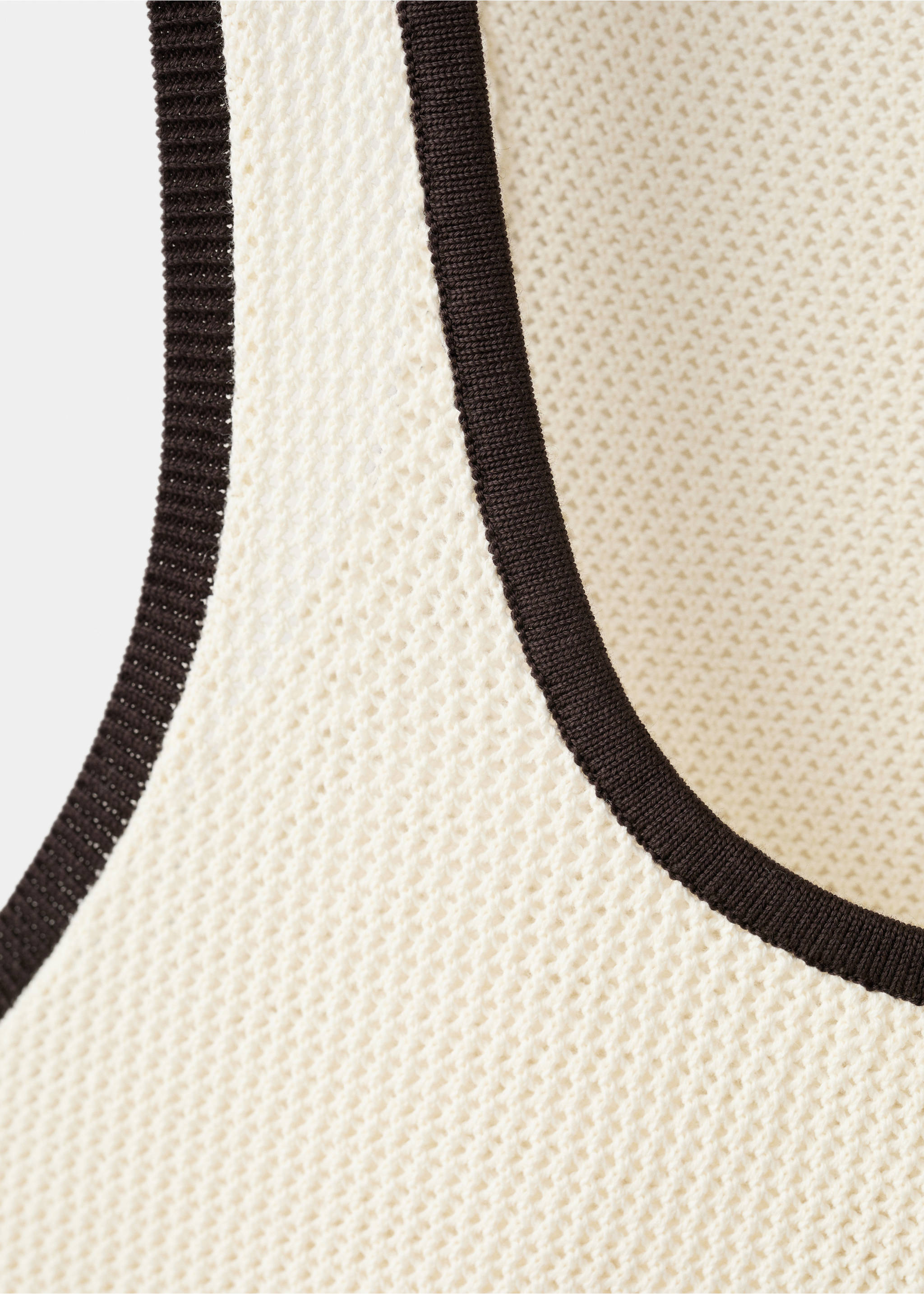 Contrast trim strap top - Details of the article 8, Ecru. Ref: 27037163-00.