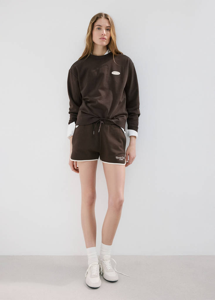 Oversized sweatshirt with printed message — Brown