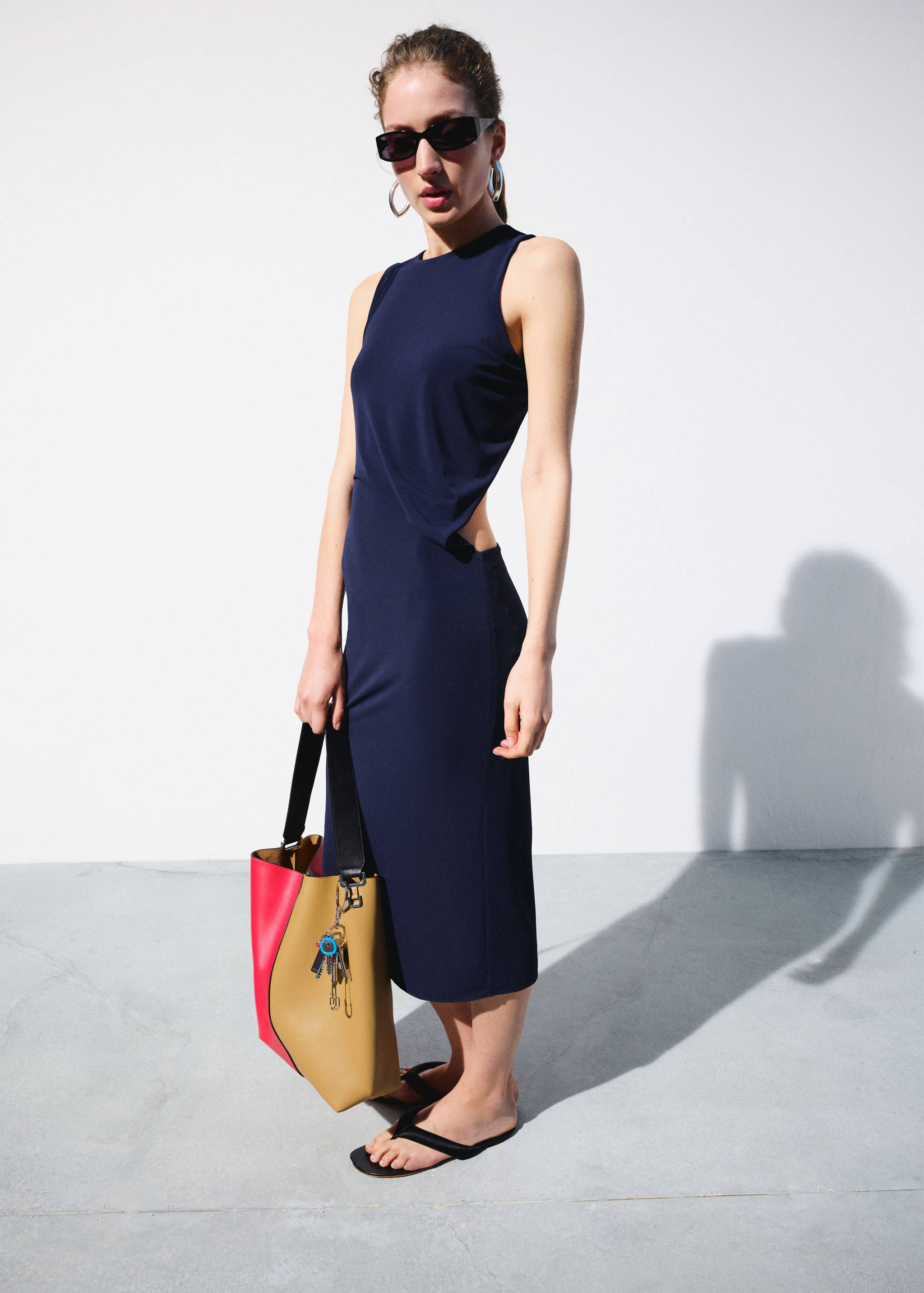 Asymmetric open-back dress - General plane