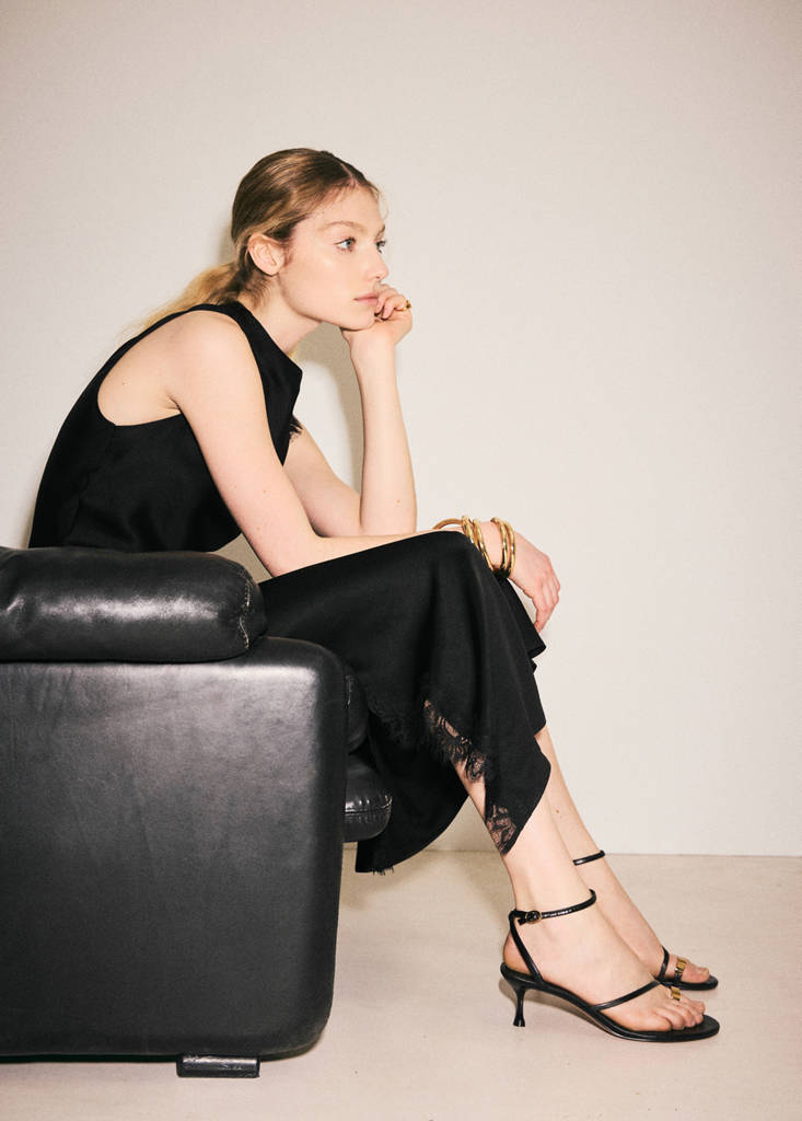 Heeled sandal with crossed straps — Black