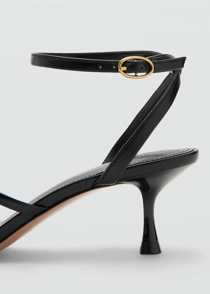 Heeled sandal with crossed straps — Black