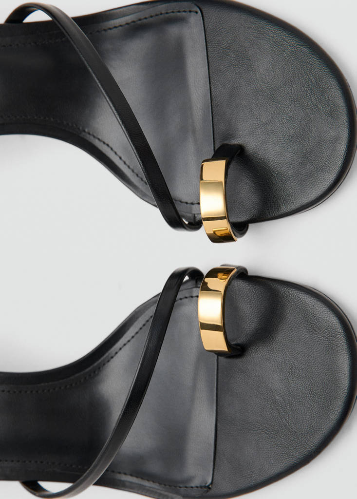 Heeled sandal with crossed straps — Black