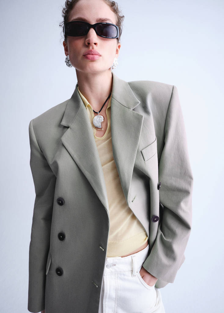 Double-breasted blazer with button closure