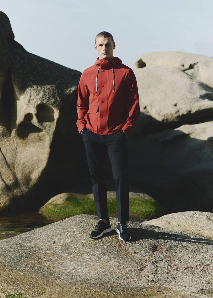 Water-repellent hooded jacket — Red