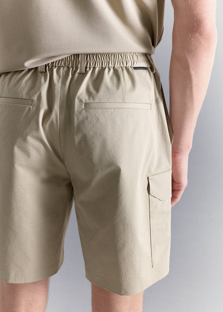 Water-repellent cargo bermudas — Beige