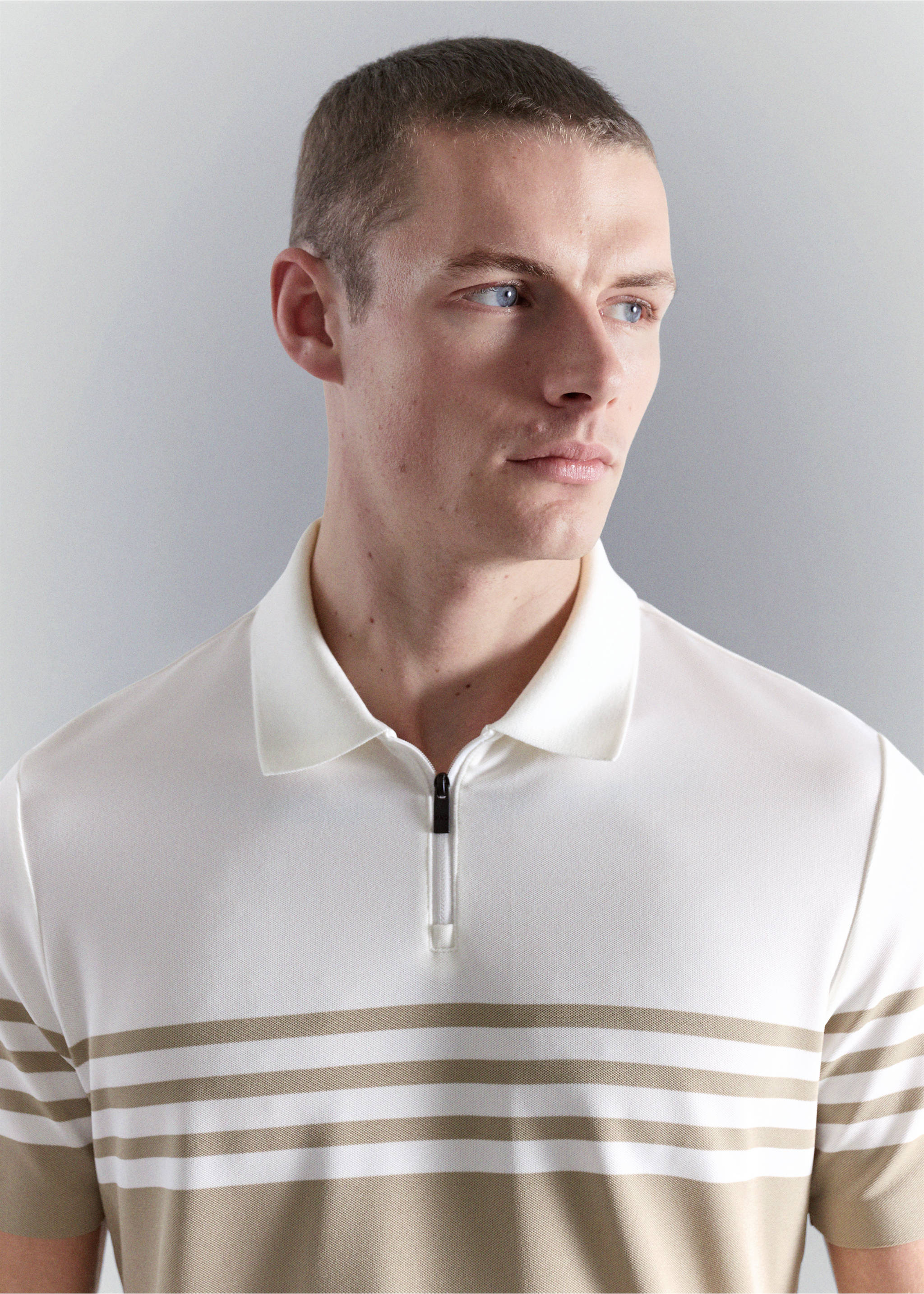 Polo bicolor cuello cremallera - Detalle del artículo 1, Beige. Ref: 27037912-00.
