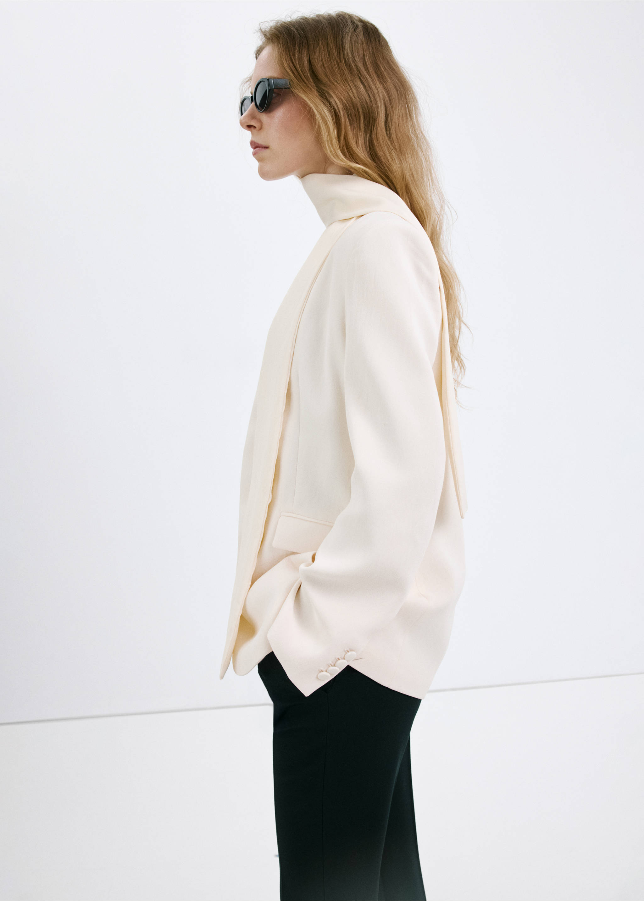 Suit blazer without lapels - Details of the article 2, Ecru. Ref: 27037942-00.