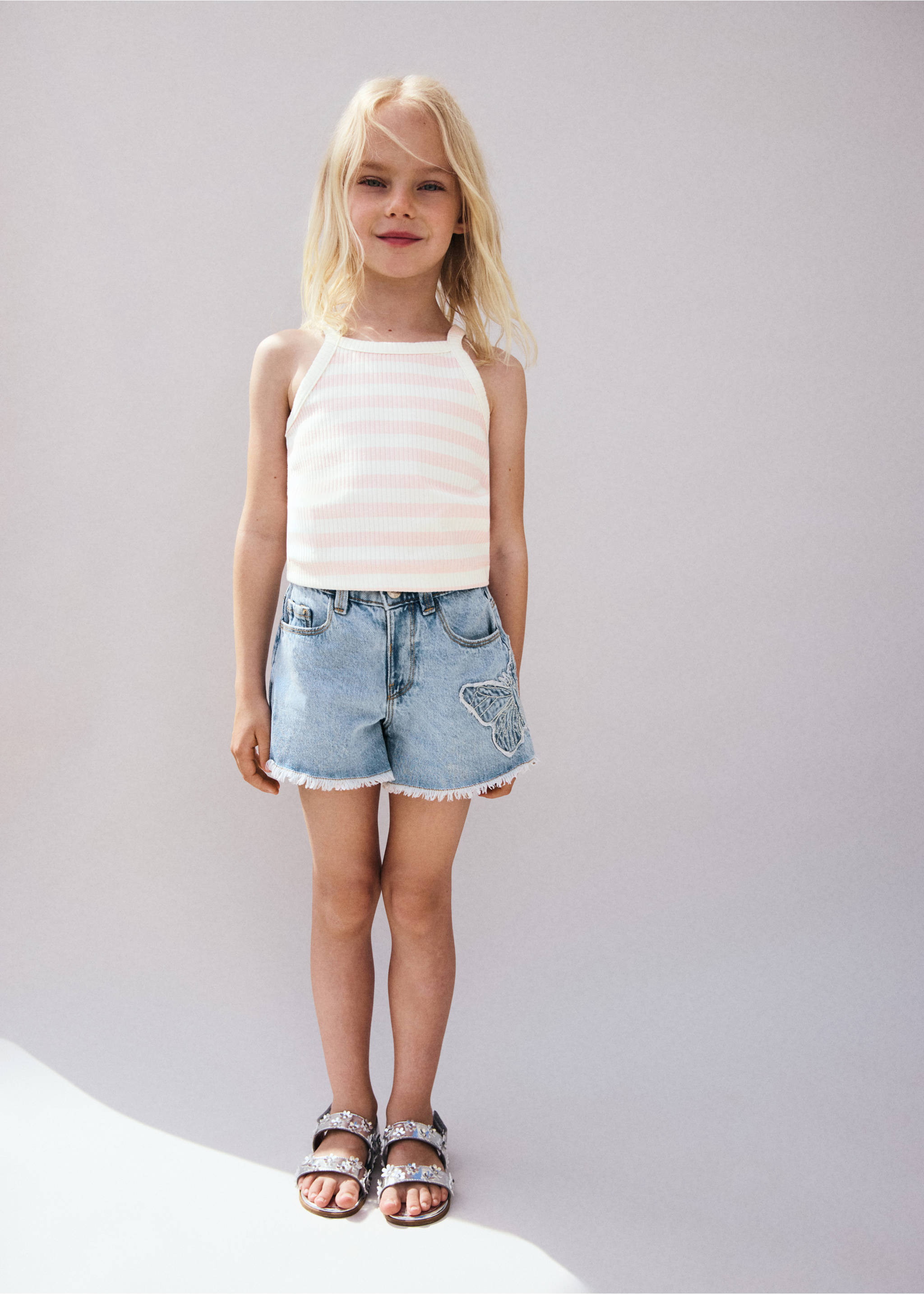 Bestickte Jeansshorts mit Schmetterling - Allgemeine Ansicht, Hellblau. Ref: 27038270-00.