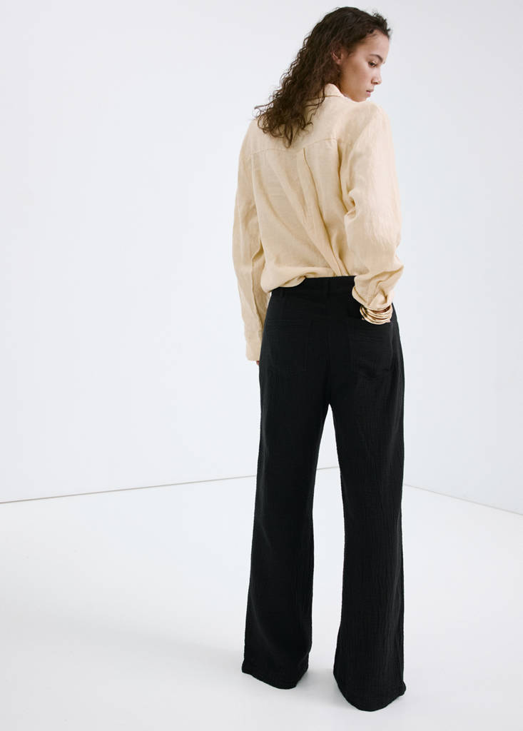 Straight-leg crinkle trousers with a mid-rise — Black