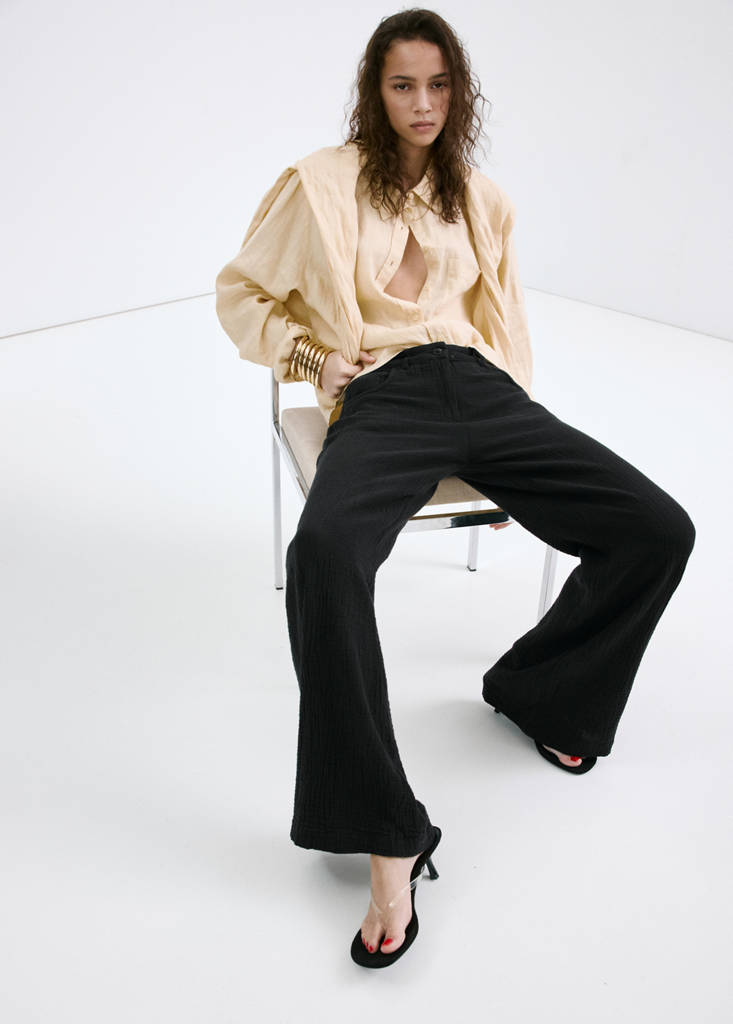 Straight-leg crinkle trousers with a mid-rise — Black