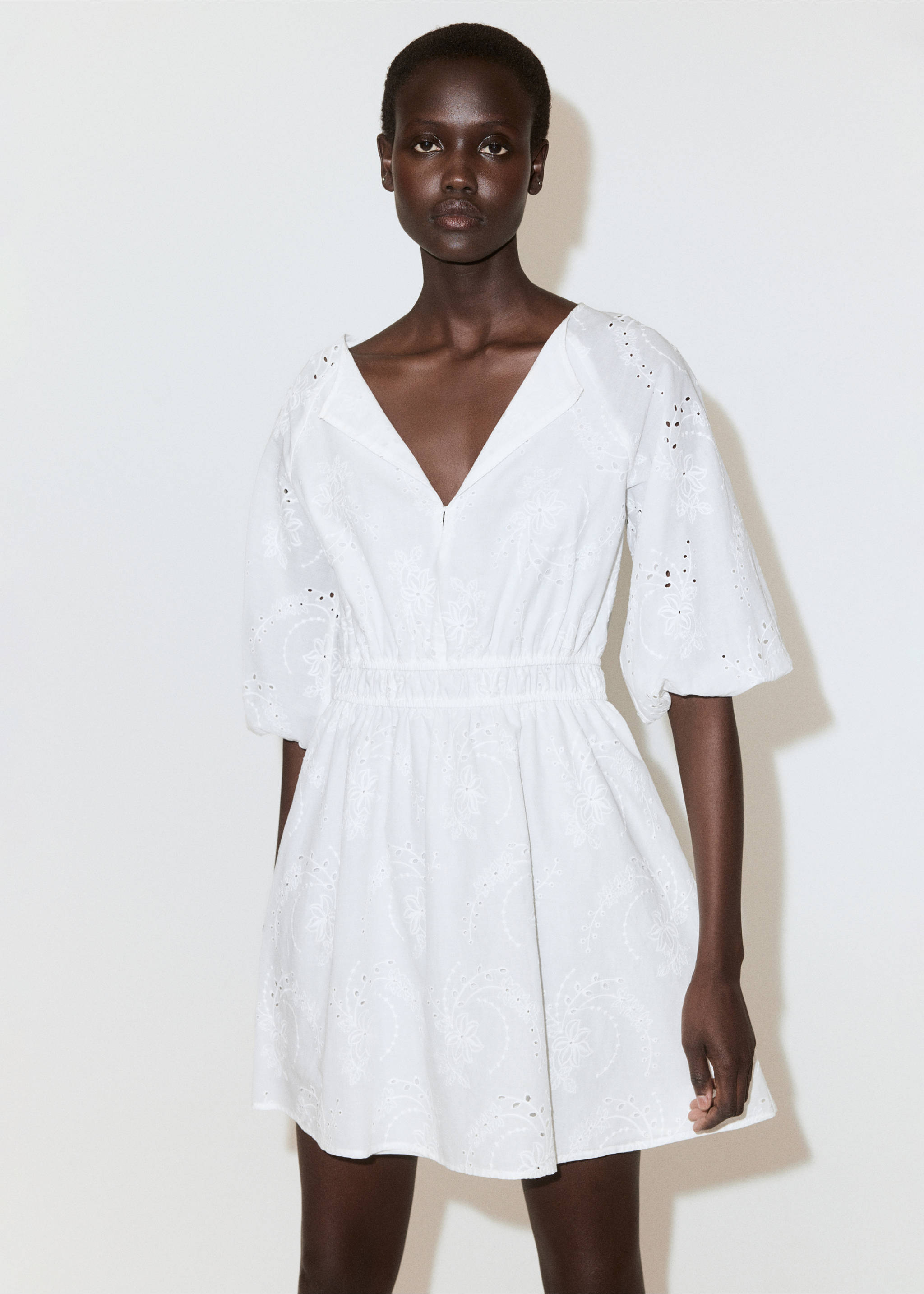 Embroidered short dress - Medium plane, White. Ref: 27039060-00.