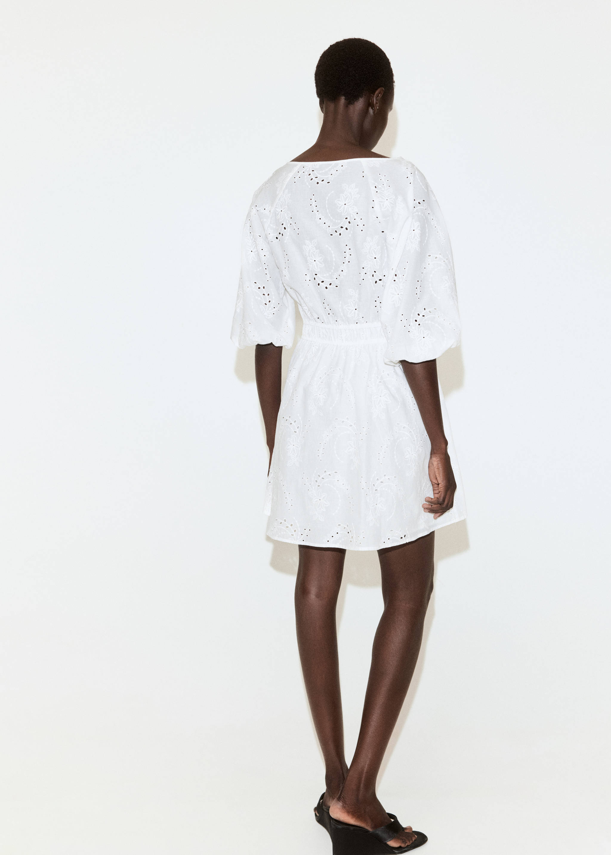 Vestido corto bordado - Reverso del artículo