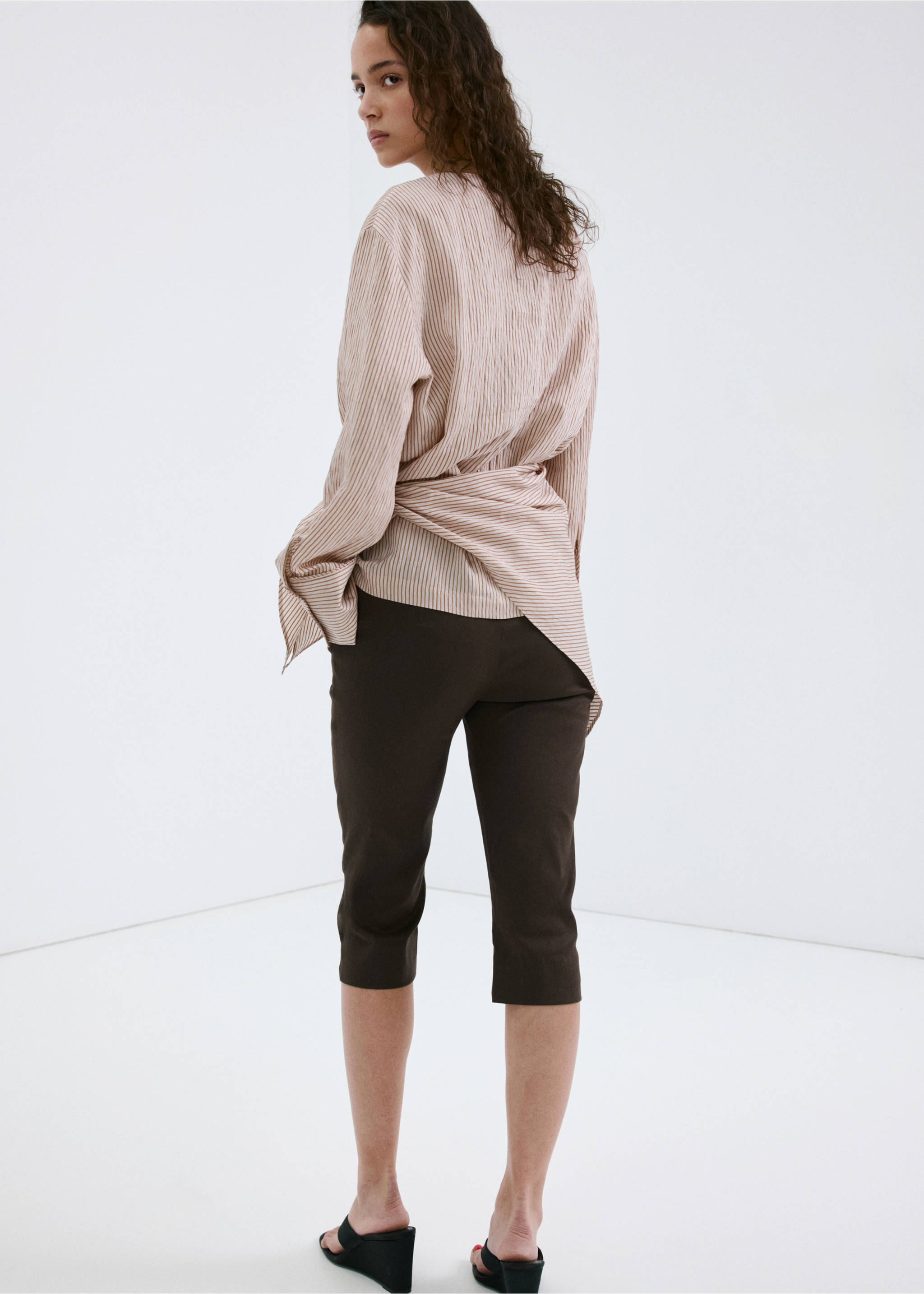 Linen capri trousers - Reverse of the article, Chocolate. Ref: 27039062-00.