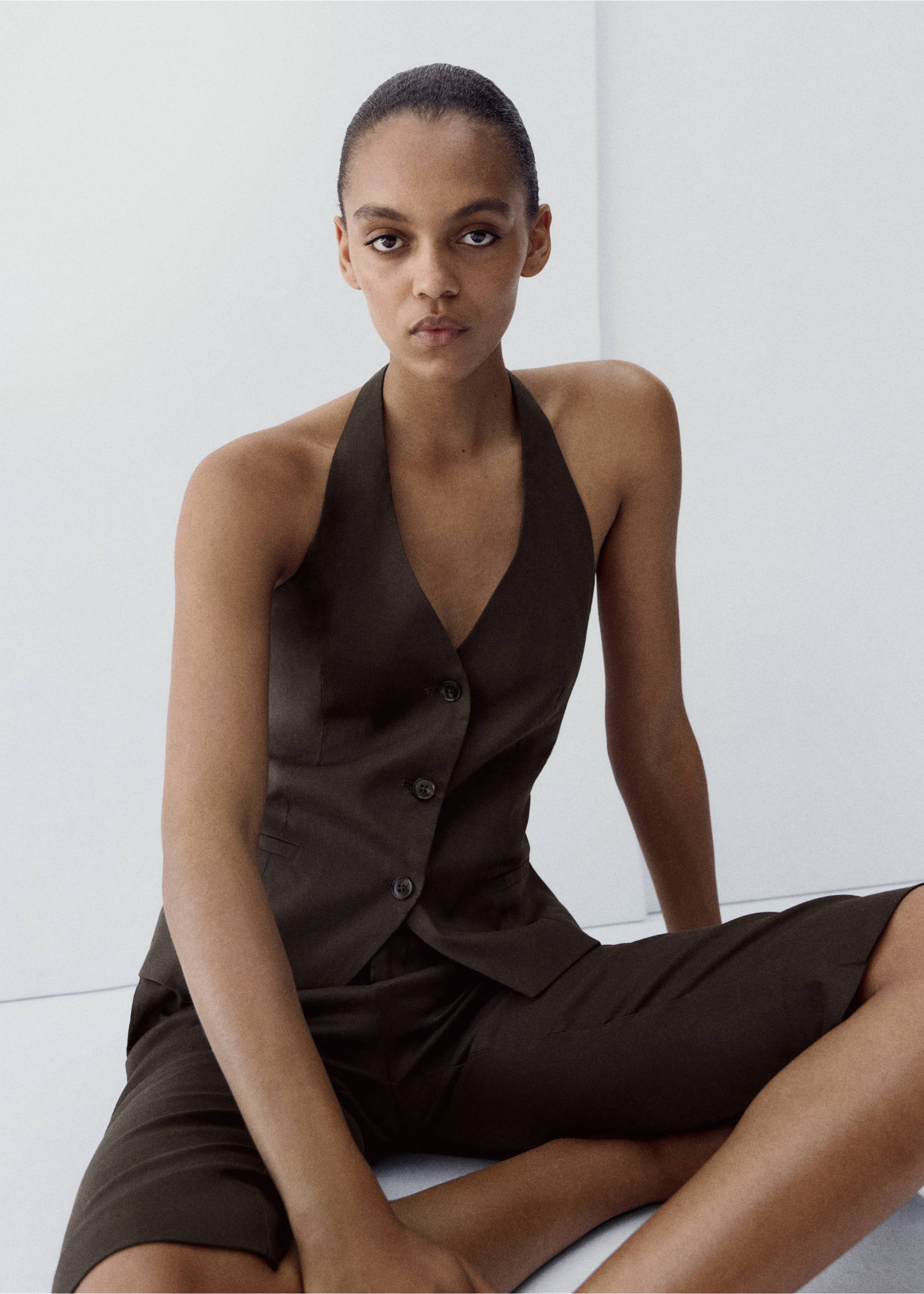 Linen capri trousers - Details of the article 2, Chocolate. Ref: 27039062-01.